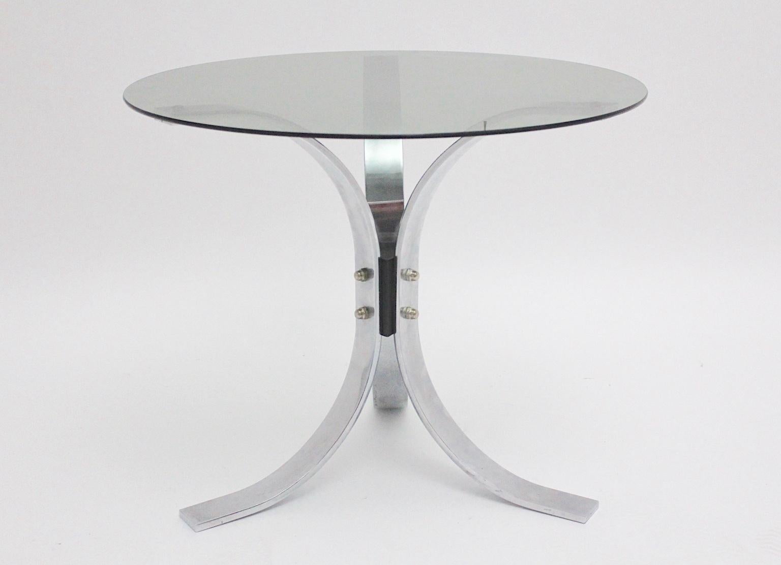 Mid-Century Modern Vintage verchromt Metall und Glas Couchtisch / Beistelltisch mit einer grünlichen Glasplatte.
Drei gebogene Metallfüße, die mit zwei Schrauben verbunden sind, bilden den Sockel.
Der Vintage-Zustand ist sehr gut.
ca.