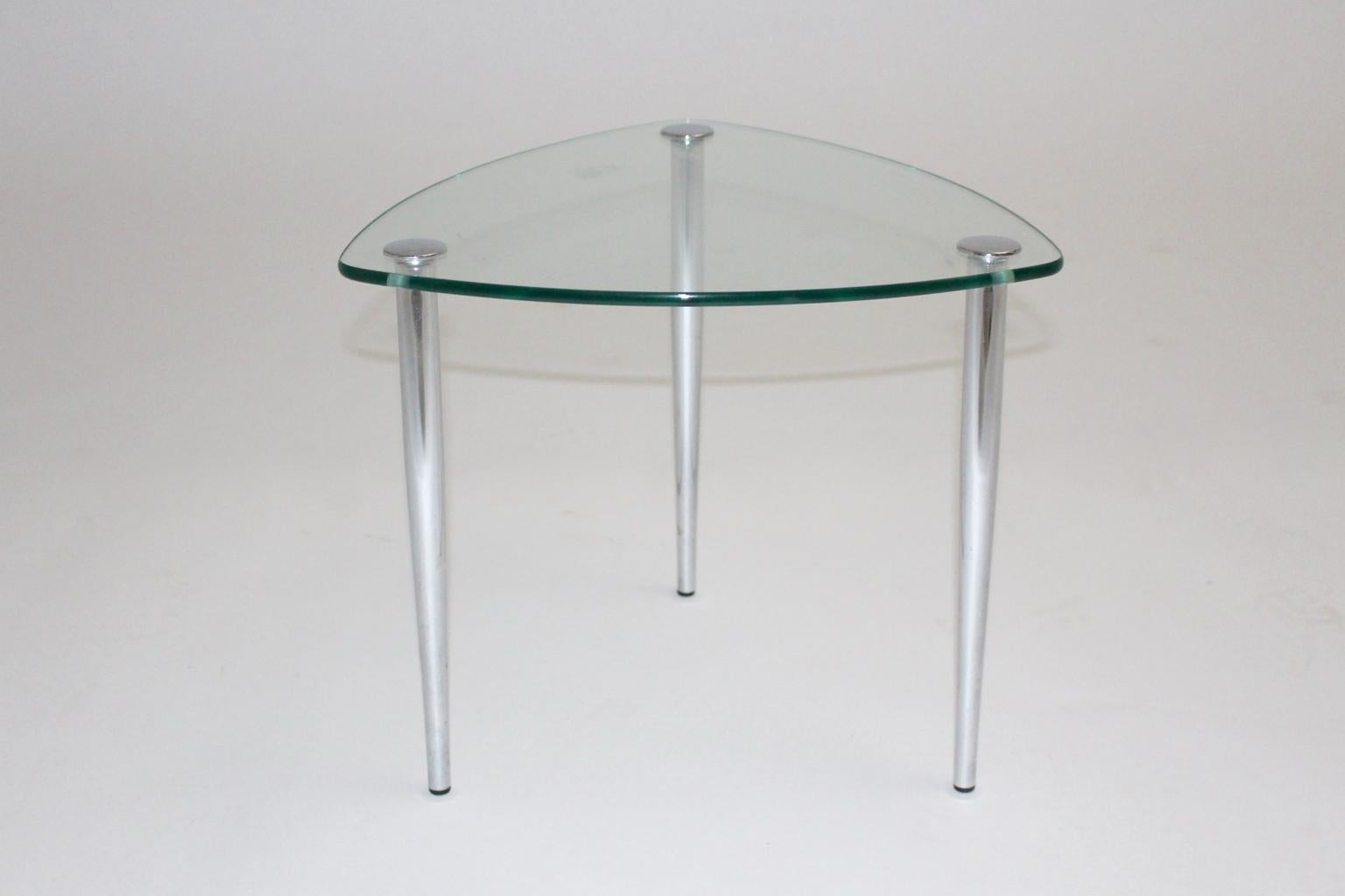 This three-legged side table features chromed metal feet with a clear glass top, which are connected with screws. Designed and made in Italy, 1960s
Also the side table shows a triangle form.
The vintage condition is very good.
Approx.