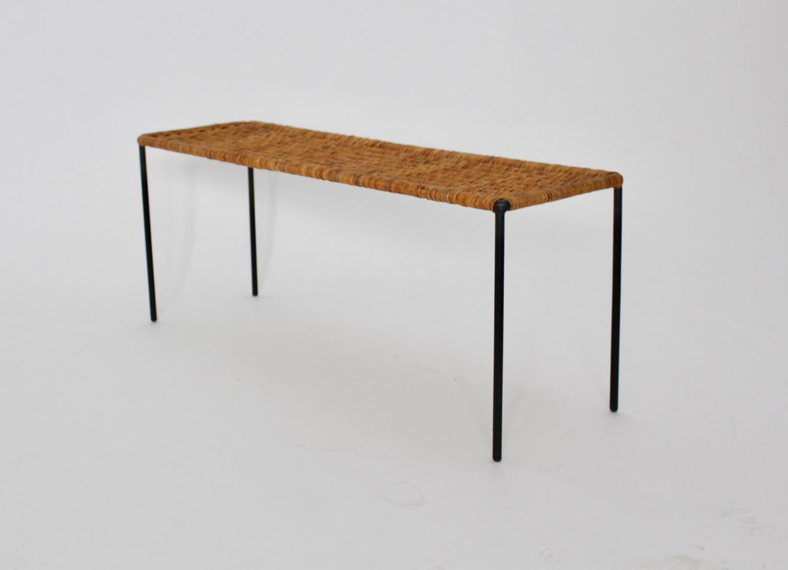 Mesa auxiliar de mimbre de metal vintage, moderna de mediados de siglo, Carl Auböck Años 50, Viena Lacado en venta