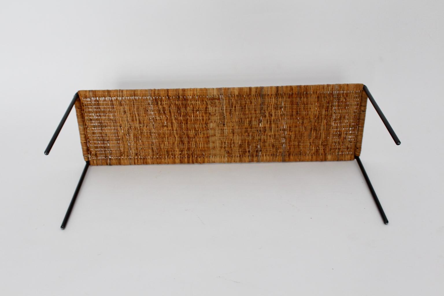 Mesa auxiliar de mimbre de metal vintage, moderna de mediados de siglo, Carl Auböck Años 50, Viena Hierro en venta