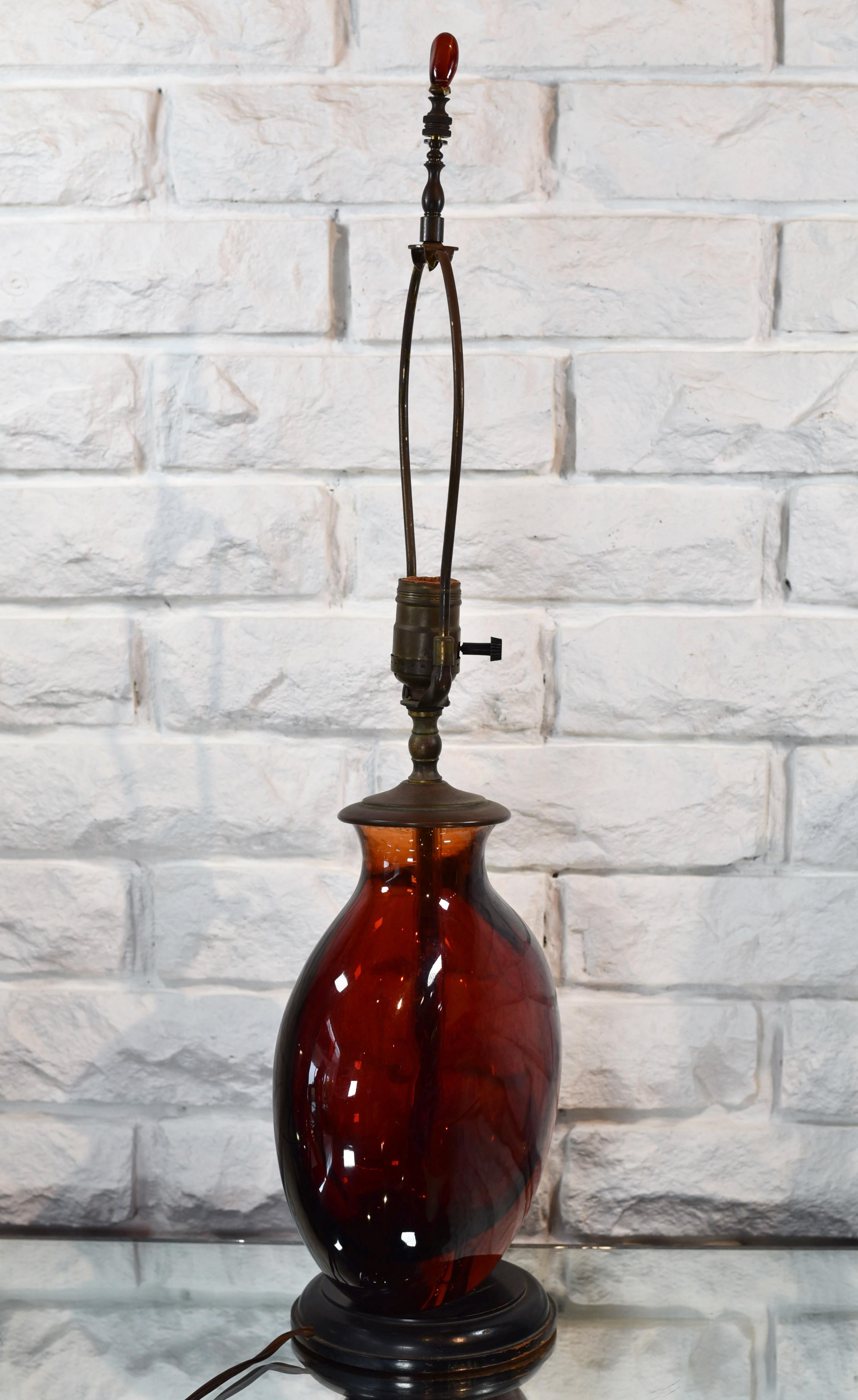Excellente lampe moderne du milieu du siècle avec un corps en verre de Murano.  Vase de style Sommerso joliment réalisé.  