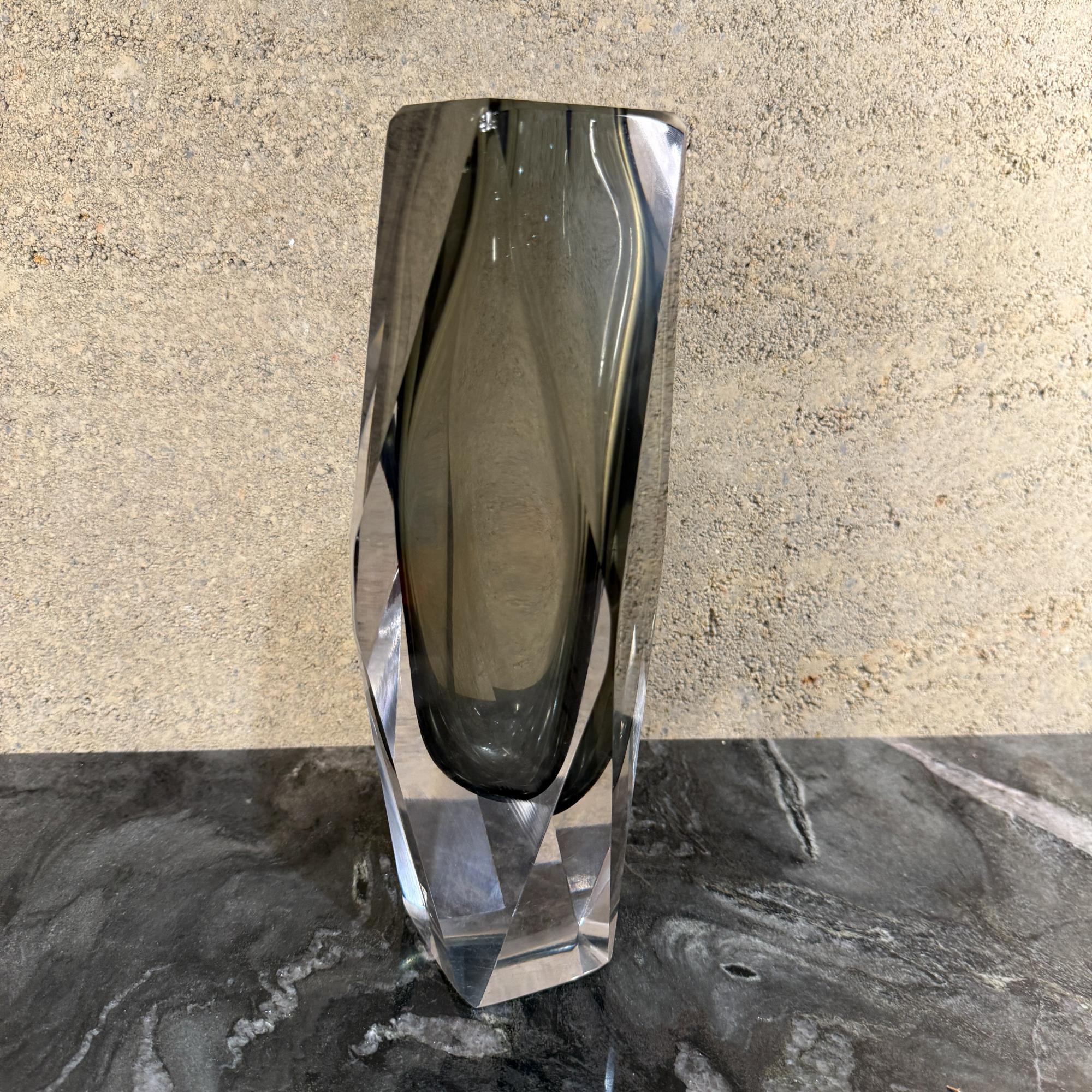 Vase en verre de Murano datant du milieu du siècle dernier, attribué à Flavio Poli en vente 3