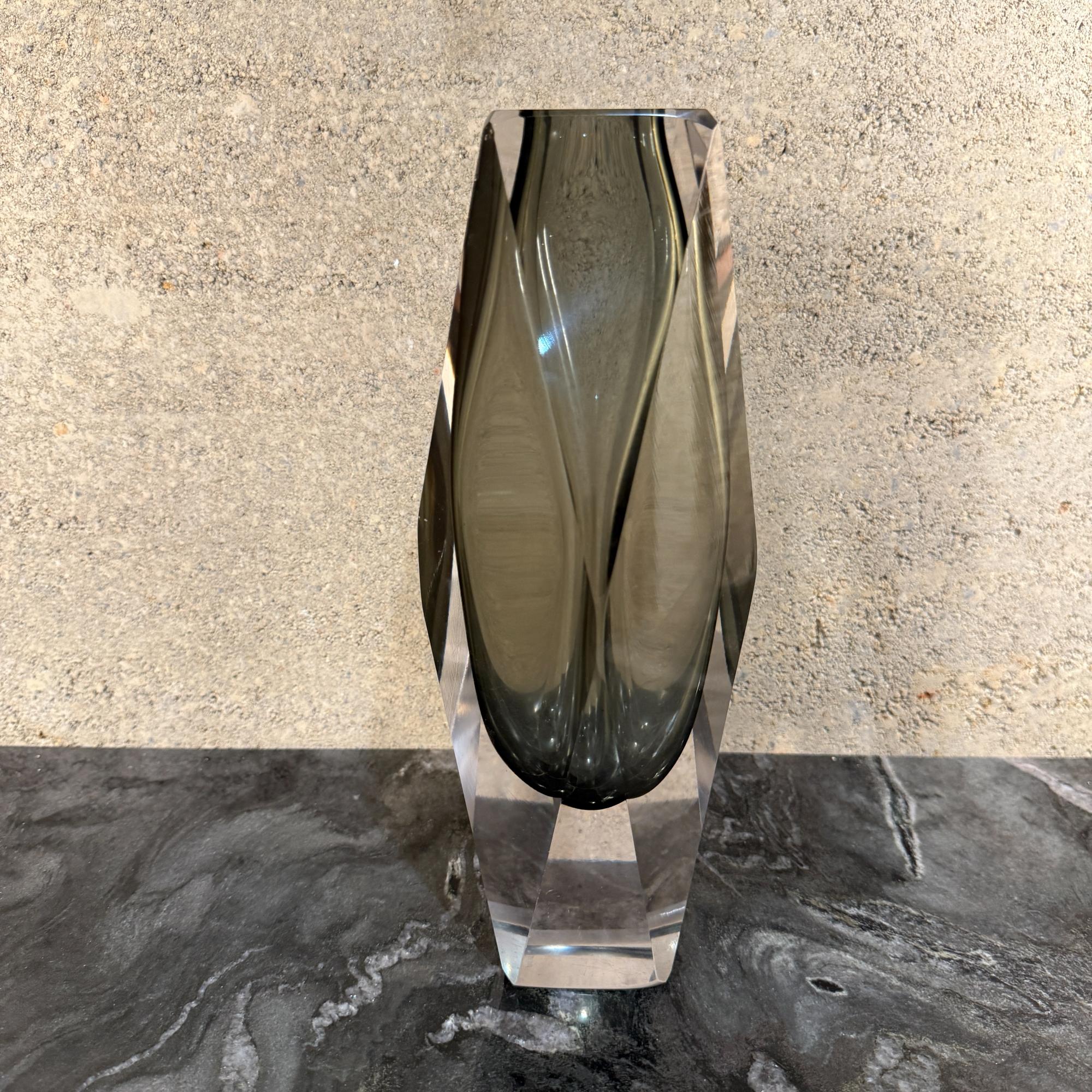 Vase en verre de Murano datant du milieu du siècle dernier, attribué à Flavio Poli en vente 4