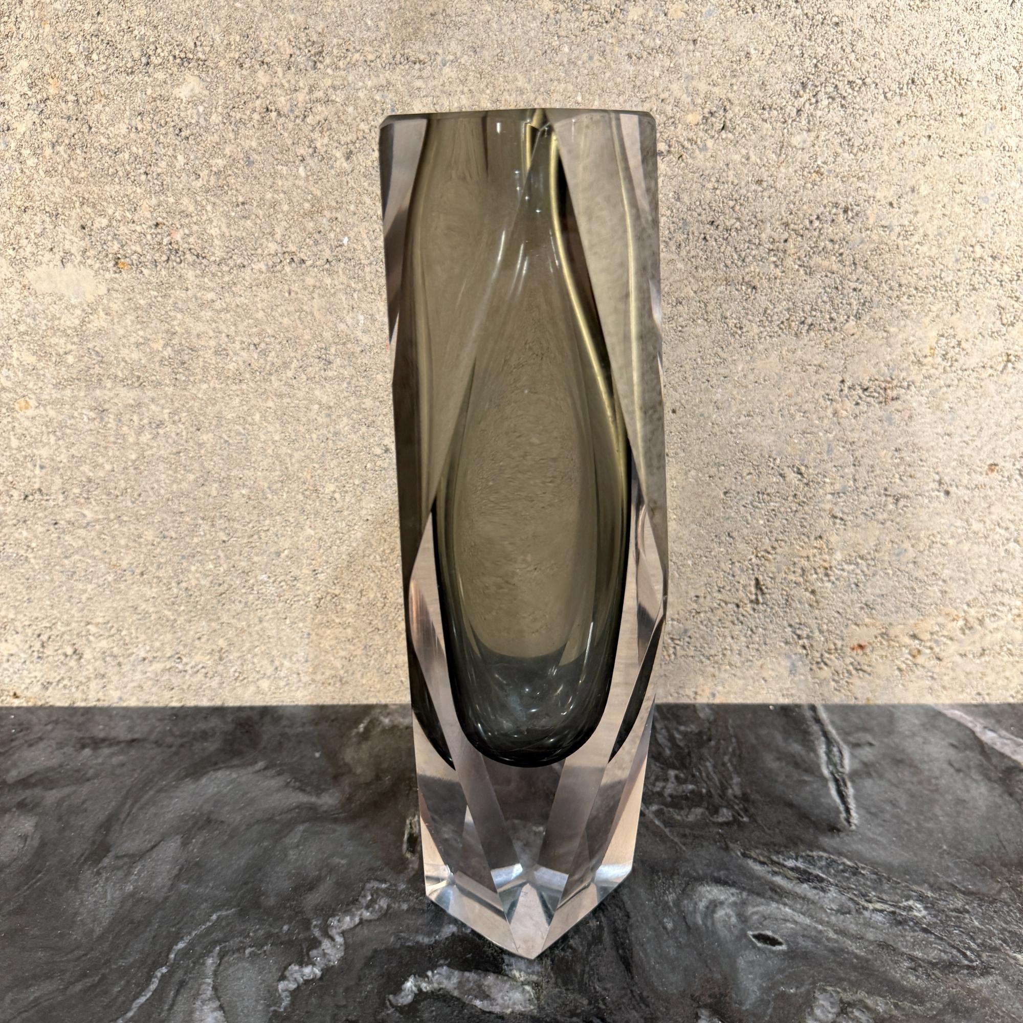 Vase en verre de Murano datant du milieu du siècle dernier, attribué à Flavio Poli en vente 5