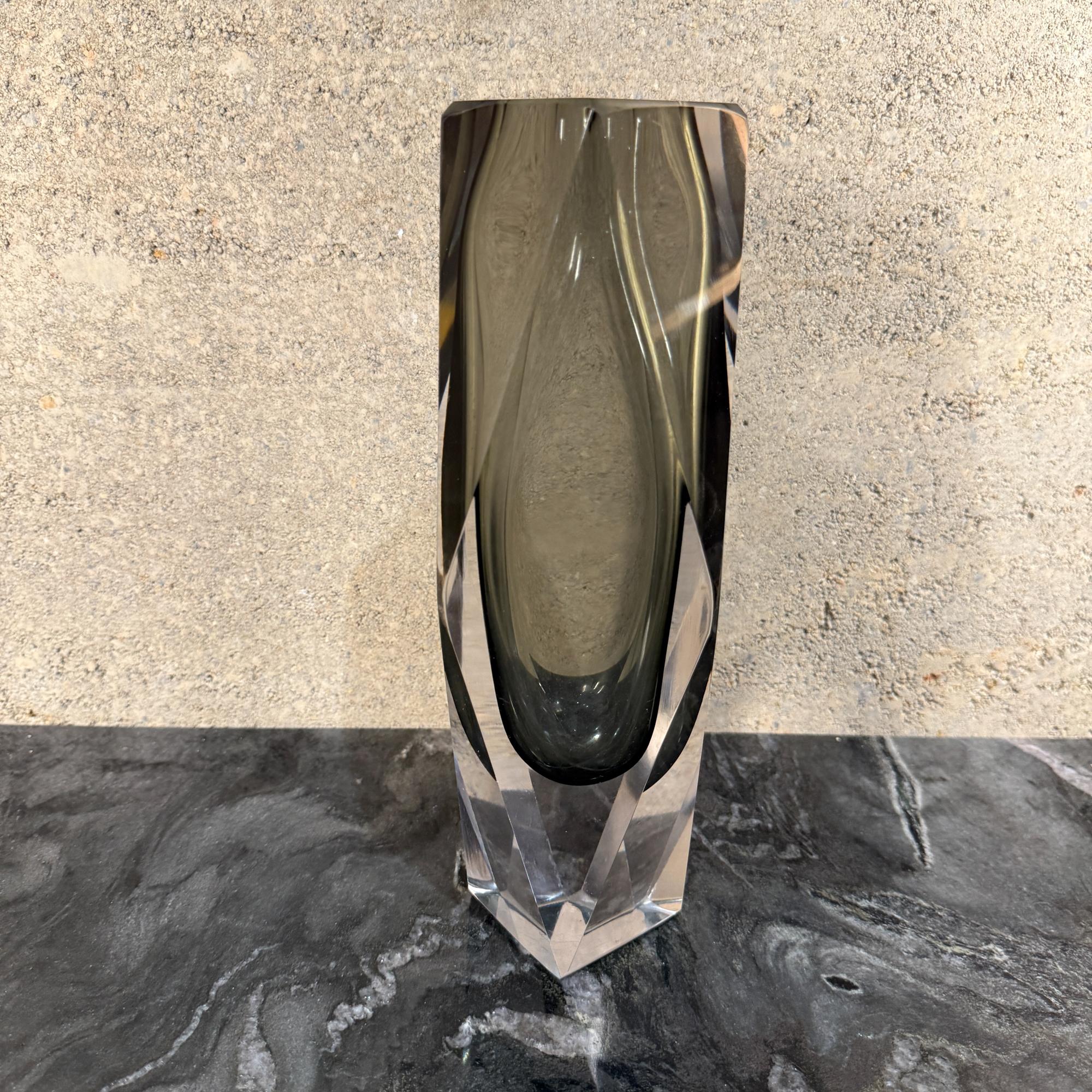 Vase en verre de Murano datant du milieu du siècle dernier, attribué à Flavio Poli en vente 7