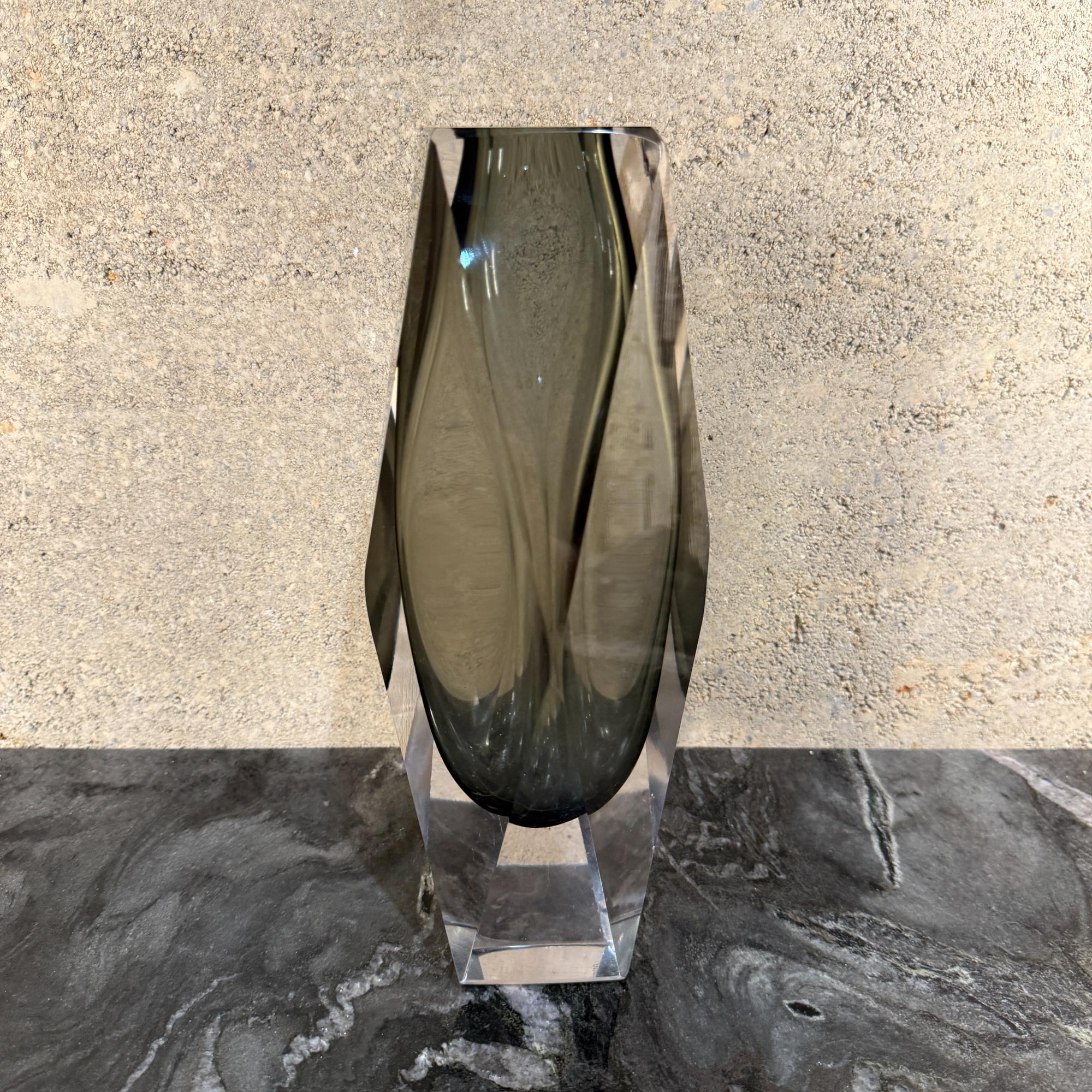 Vase en verre de Murano datant du milieu du siècle dernier, attribué à Flavio Poli en vente 8