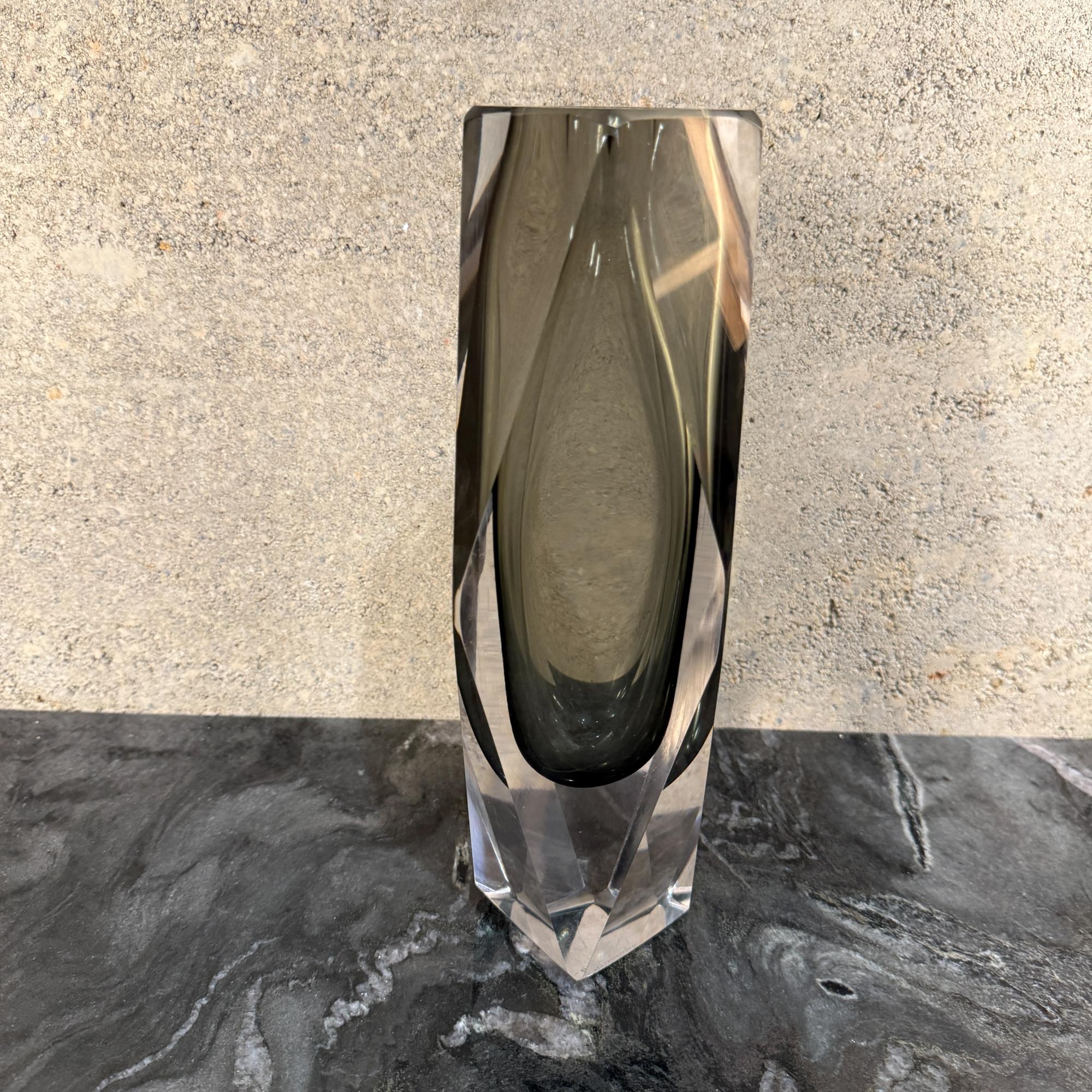 Vase en verre de Murano datant du milieu du siècle dernier, attribué à Flavio Poli en vente 9