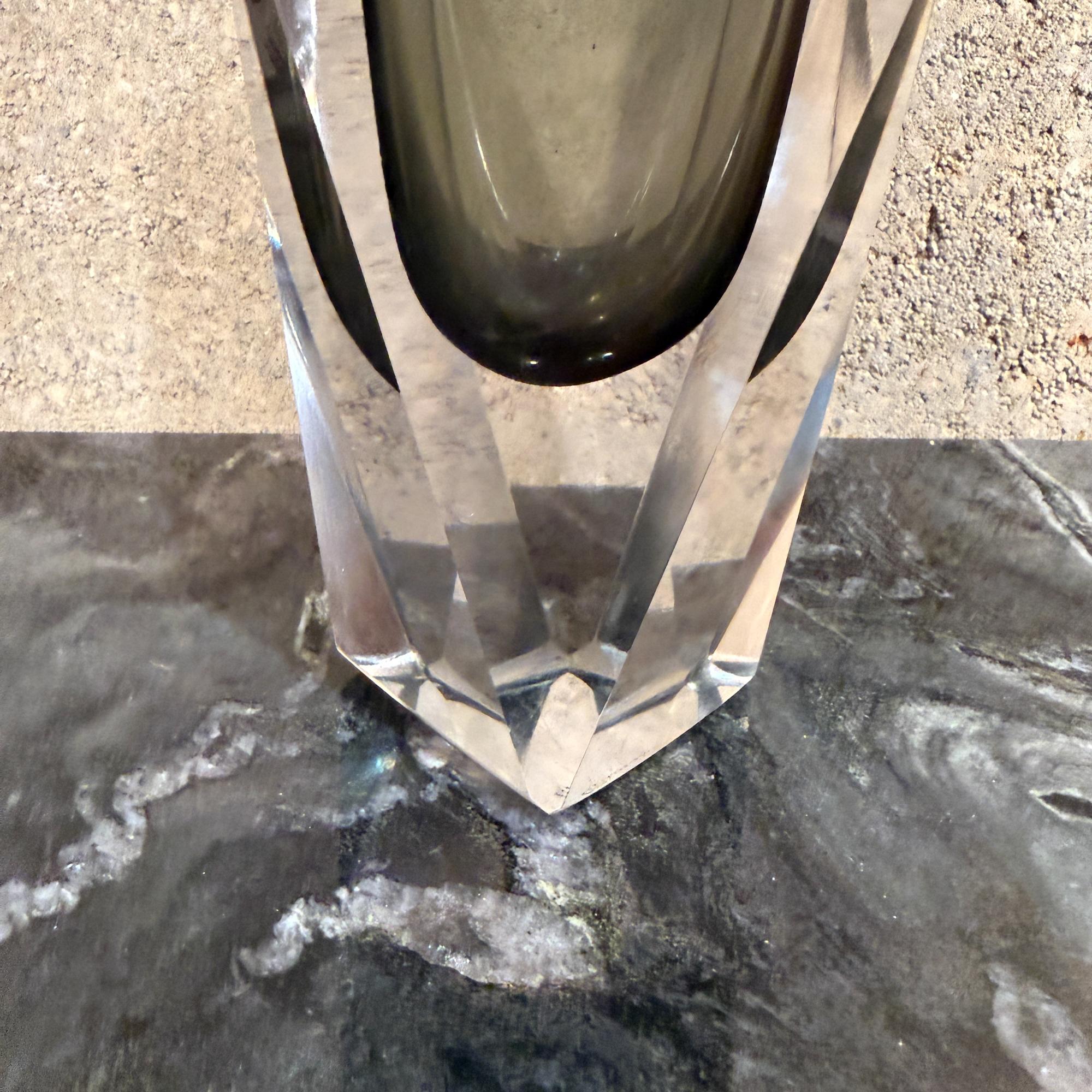 Vase en verre de Murano datant du milieu du siècle dernier, attribué à Flavio Poli en vente 11