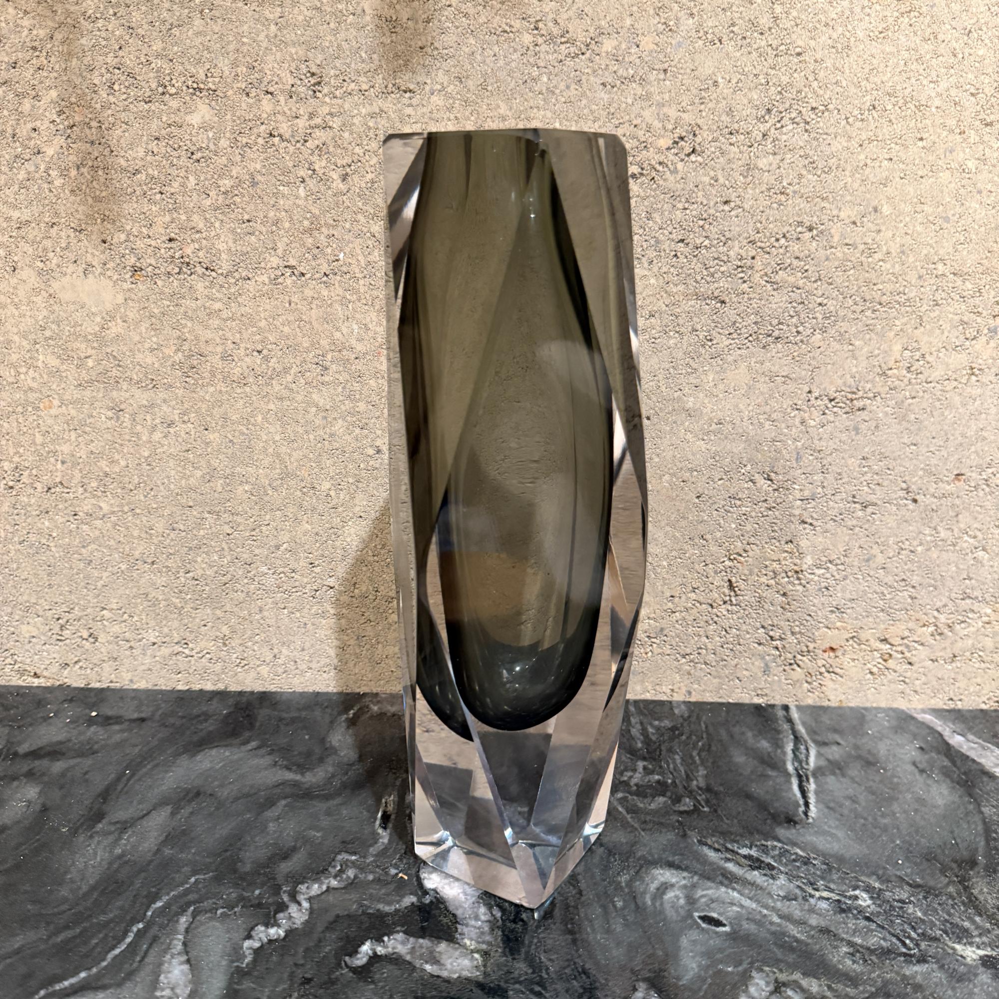 Mid-Century Modern Vase en verre de Murano datant du milieu du siècle dernier, attribué à Flavio Poli en vente