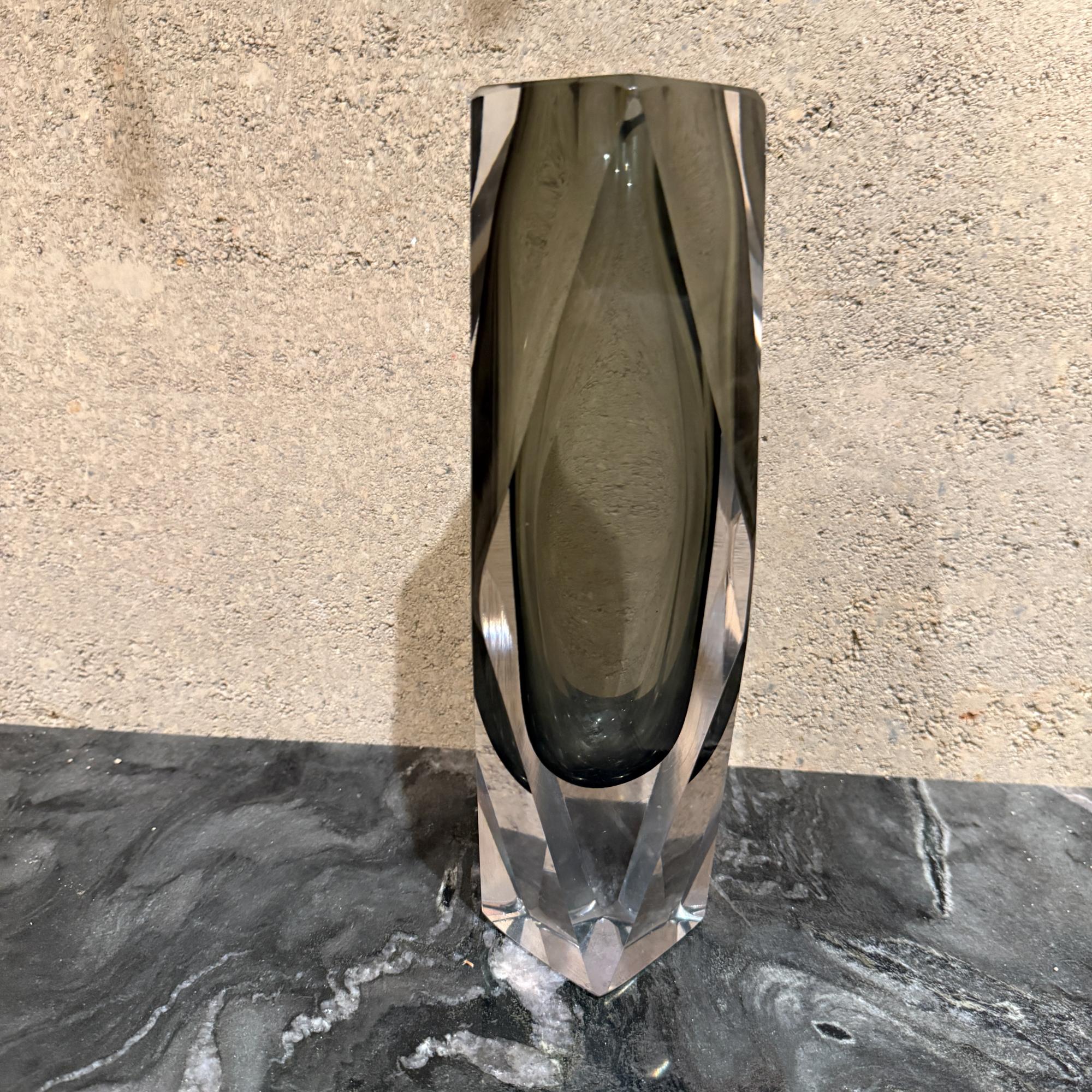 italien Vase en verre de Murano datant du milieu du siècle dernier, attribué à Flavio Poli en vente