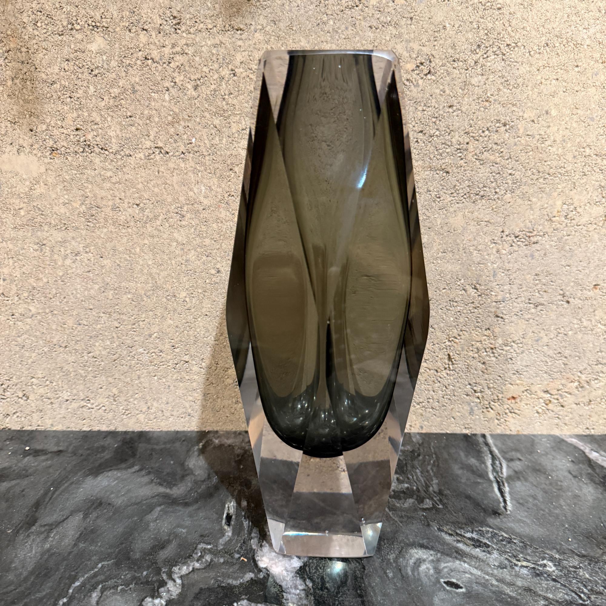 Vase en verre de Murano datant du milieu du siècle dernier, attribué à Flavio Poli État moyen - En vente à Chula Vista, CA