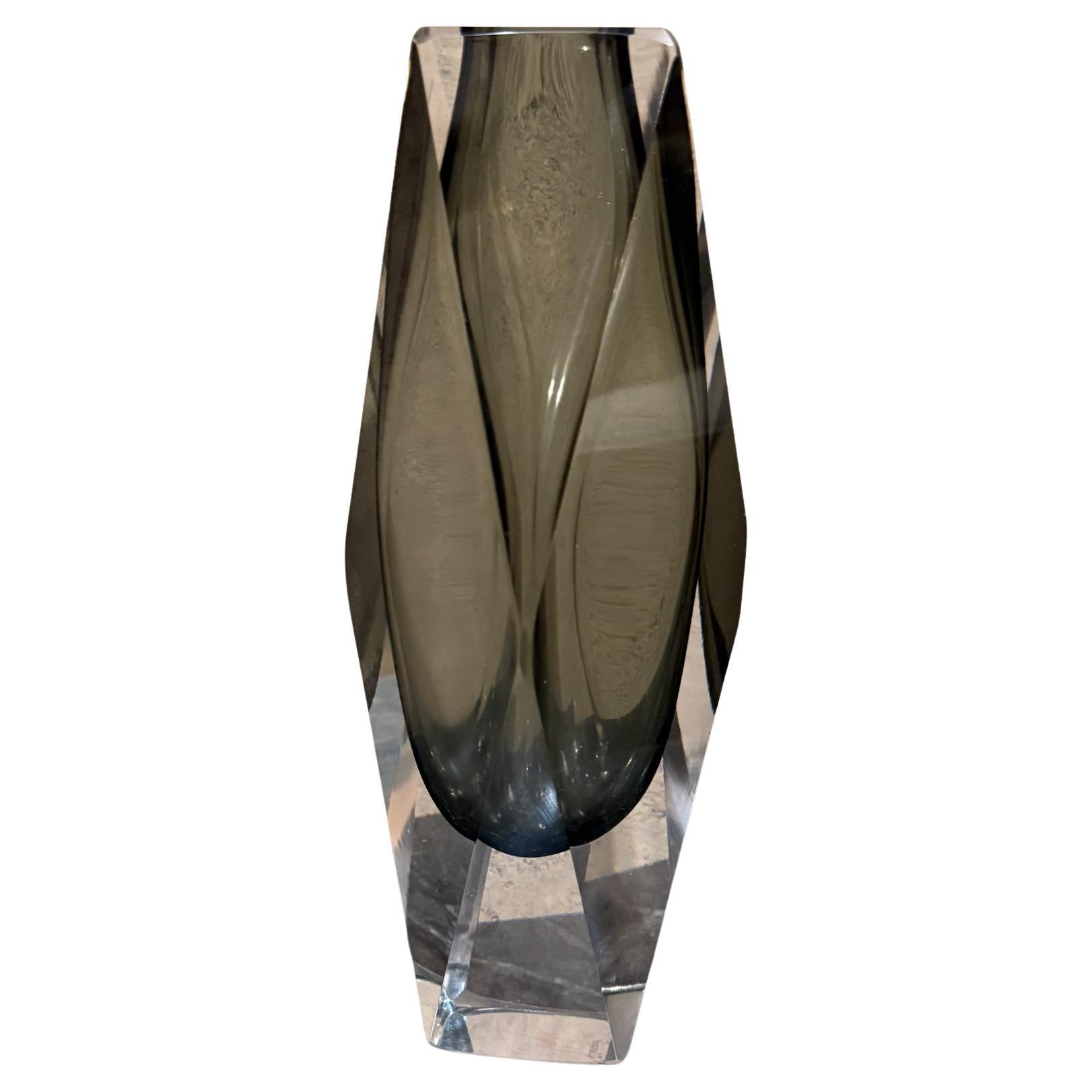 Vase en verre de Murano datant du milieu du siècle dernier, attribué à Flavio Poli