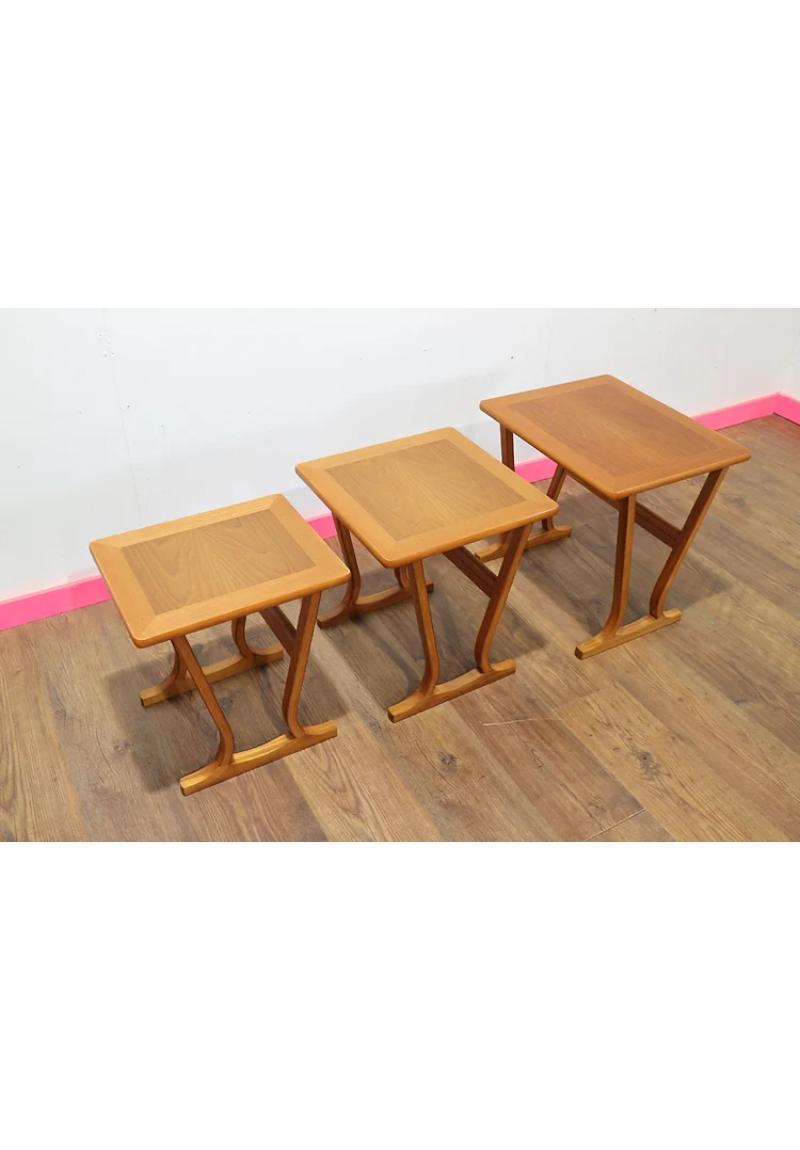 Satz von 3 Nisttischen des britischen Möbelherstellers Parker Knoll. Diese prächtigen Tische heben sich mit ihren schönen, geschwungenen Beinen von der Masse ab und sind ein echter Designklassiker.
