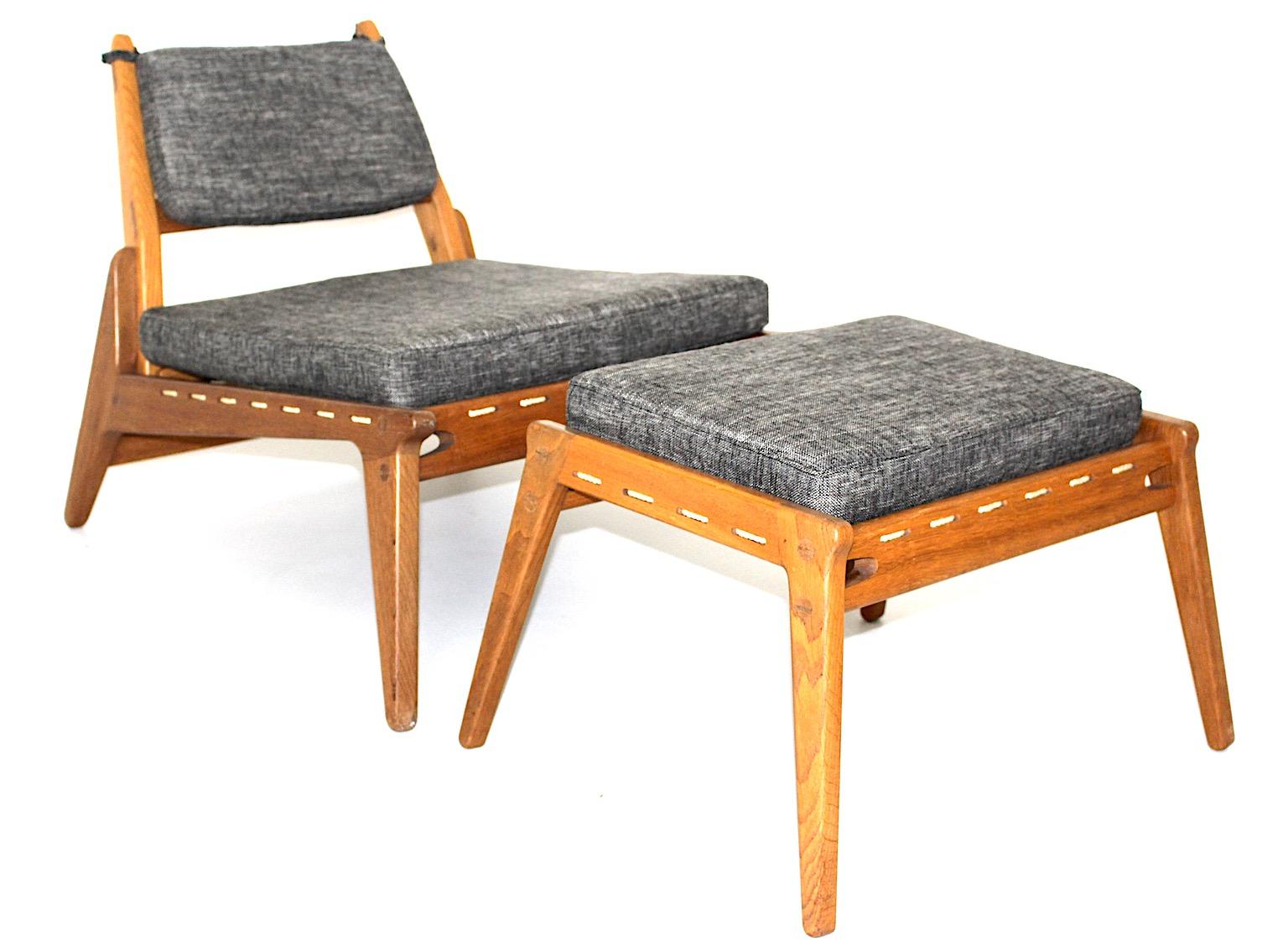 Mid Century Modern Vintage freistehende organische Lounge-Stühle oder Sessel mit Ottomane Paar Duo aus massiver Eiche und grauem Stoff um 1960.
Ein fantastisches Duo aus Sessel und Ottomane mit organischen und eleganten Eigenschaften. 
Während der