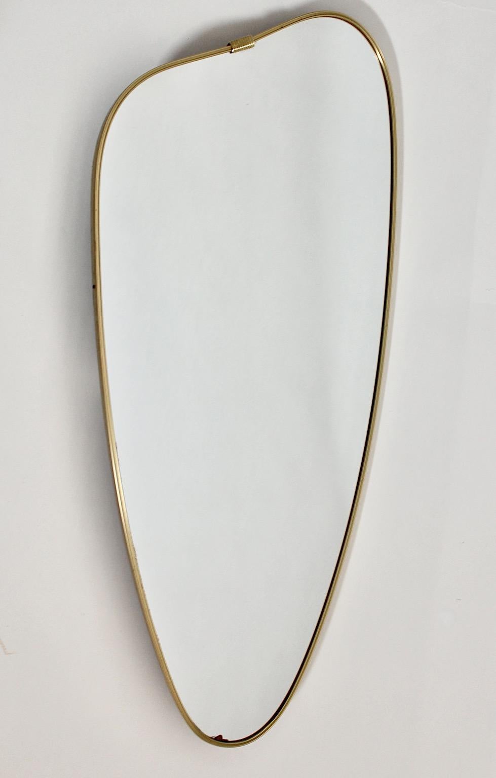 Espejo de pie o espejo de pared vintage Mid Century Modern de latón y metal y cristal de espejo de los años 50.
Un fantástico espejo de pie o de cuerpo entero vintage de forma orgánica y enmarcado con latón y metal en un minimalismo exquisito.
En la