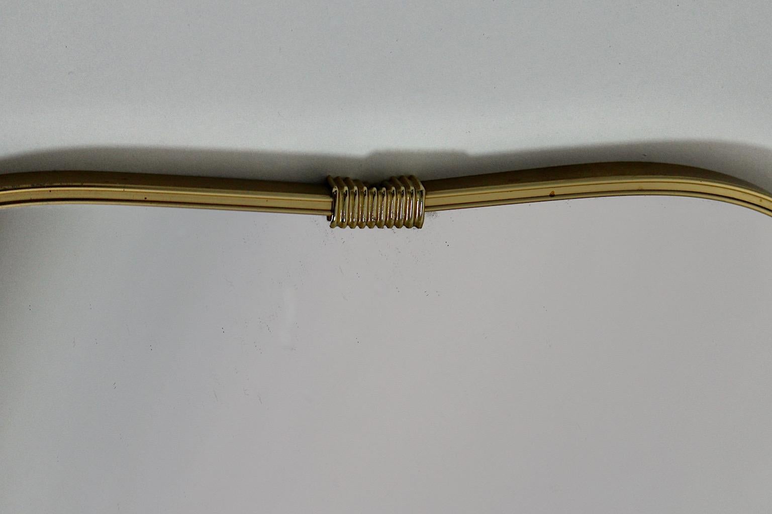 Espejo de pie orgánico vintage moderno de mediados de siglo Espejo de pared años 50 Latón en venta