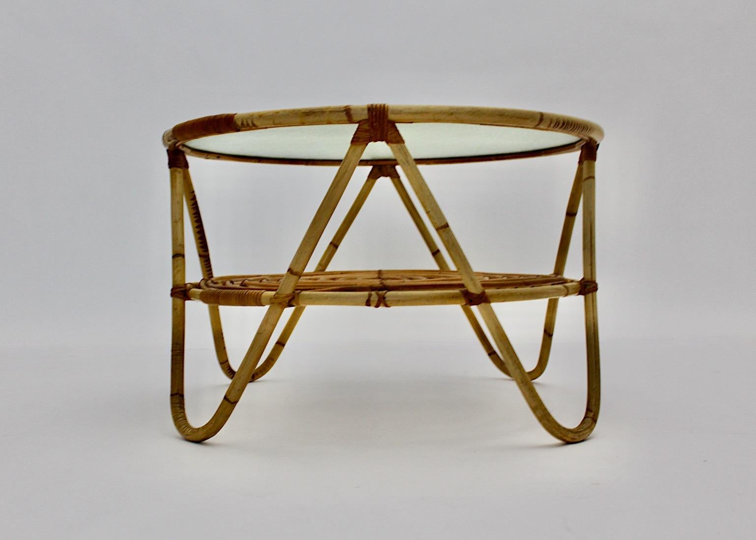 Mid-Century Modern organic vintage coffee table or sofa table from rattan and clear glass top attributed to Tito Agnoli, 1960s Italy.
A beautiful coffee table of sofa table in circular shape with two tiers, a clear frosted glass top and beautiful