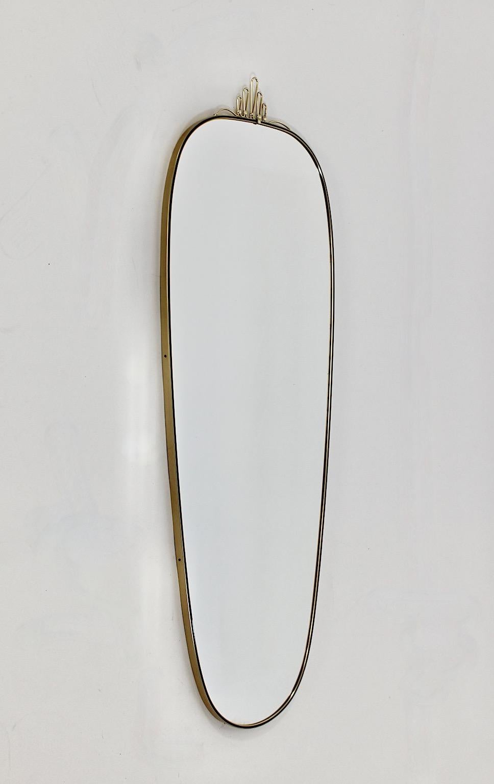 Mid Century Modern vintage oval like full length mirror or wall mirror from brass and golden metal 1950s Italy.
A wonderful vintage full length mirror in elegant oval and classic shape.
While the brass frame shows beautiful patina, the mirror glass