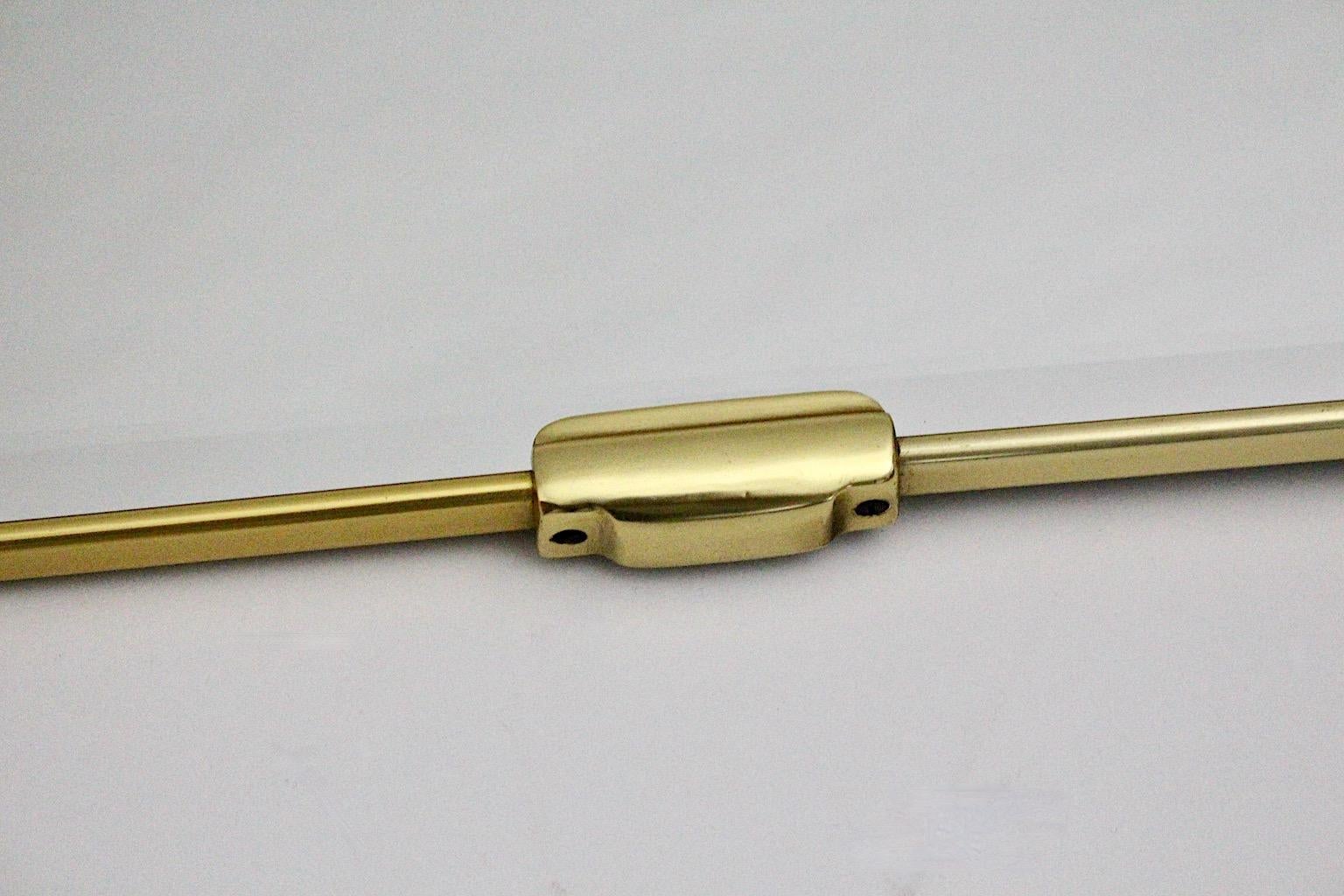 Mid Century Modern Vintage Espejo de pared ovalado de latón Espejo de cuerpo entero años 50 Italia Moderno de mediados de siglo en venta
