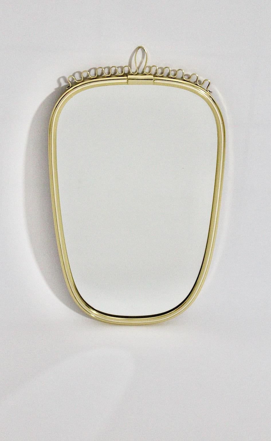 Mid-Century Modern Miroir mural ovale en laiton blanc mi-siècle moderne, Autriche, années 1960 en vente
