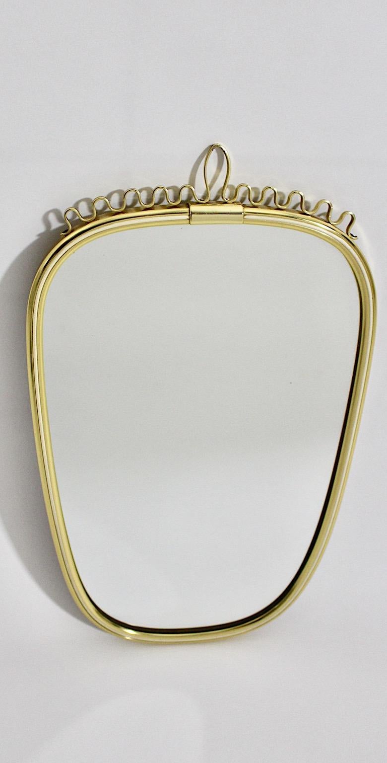 Allemand Miroir mural ovale en laiton blanc mi-siècle moderne, Autriche, années 1960 en vente