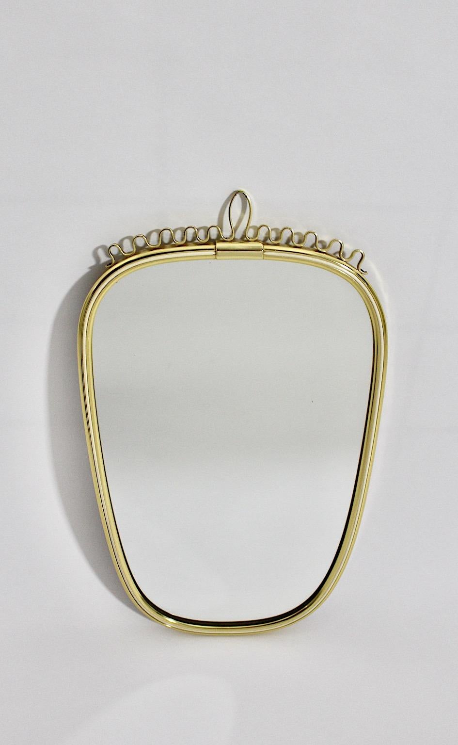 Mid Century Modern Vintage Oval Brassed White Wall Mirror 1960s Austria In Good Condition For Sale In Vienna, AT
