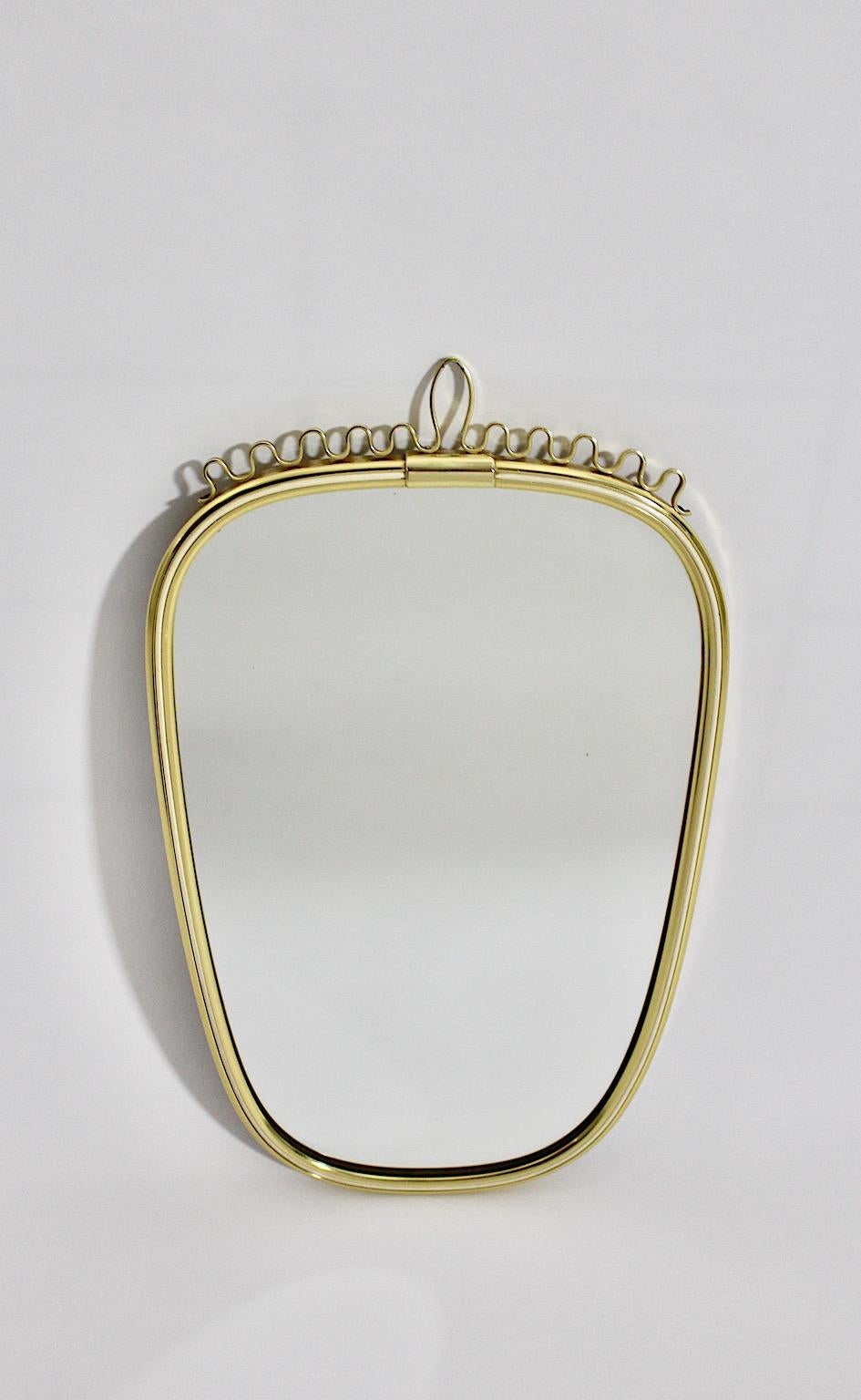 Miroir mural ovale en laiton blanc mi-siècle moderne, Autriche, années 1960 Bon état - En vente à Vienna, AT