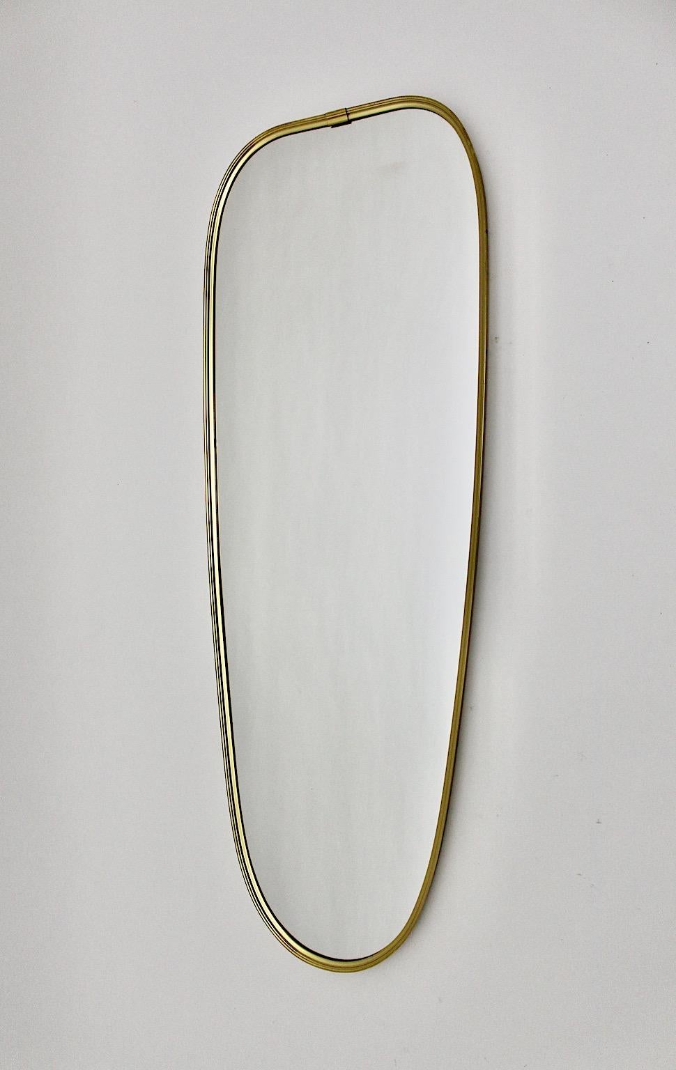 Mid-Century Modern vintage oval like full length mirror or floor mirror from brassed metal and mirror glass 1950s Austria.
Wonderful vintage full length mirror or floor mirror with brassed frame in elegant oval shape.
While the brassed frame shows