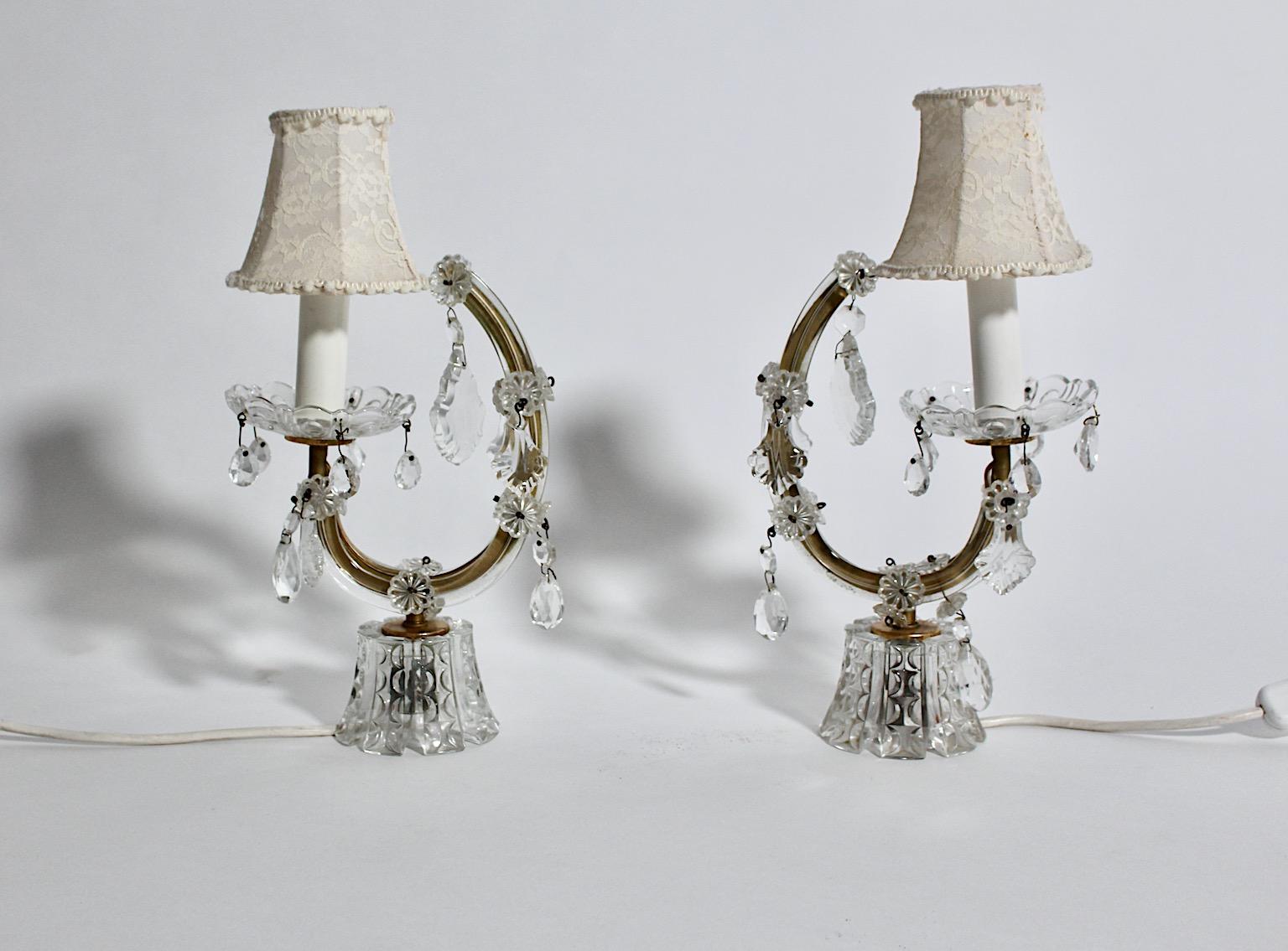 Paire de lampes de table en verre clair et laiton de style moderne du milieu du siècle dernier, circa 1960 Autriche.
Une superbe paire de lampes de table ou de chevet en laiton et en verre, avec un éclairage de la chambre à coucher et de la salle de