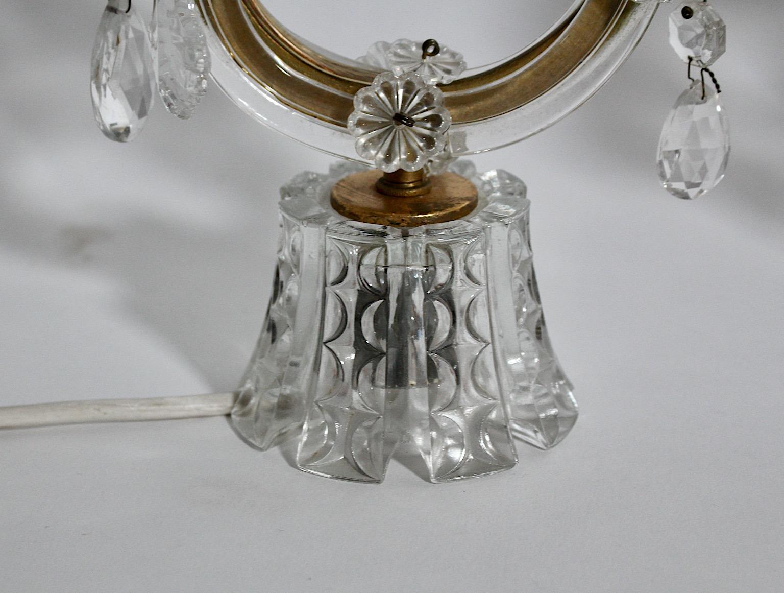 Mid-Century Modern Paire de lampes de bureau vintage en verre transparent et laiton blanc mi-siècle moderne, Autriche, 1960 en vente