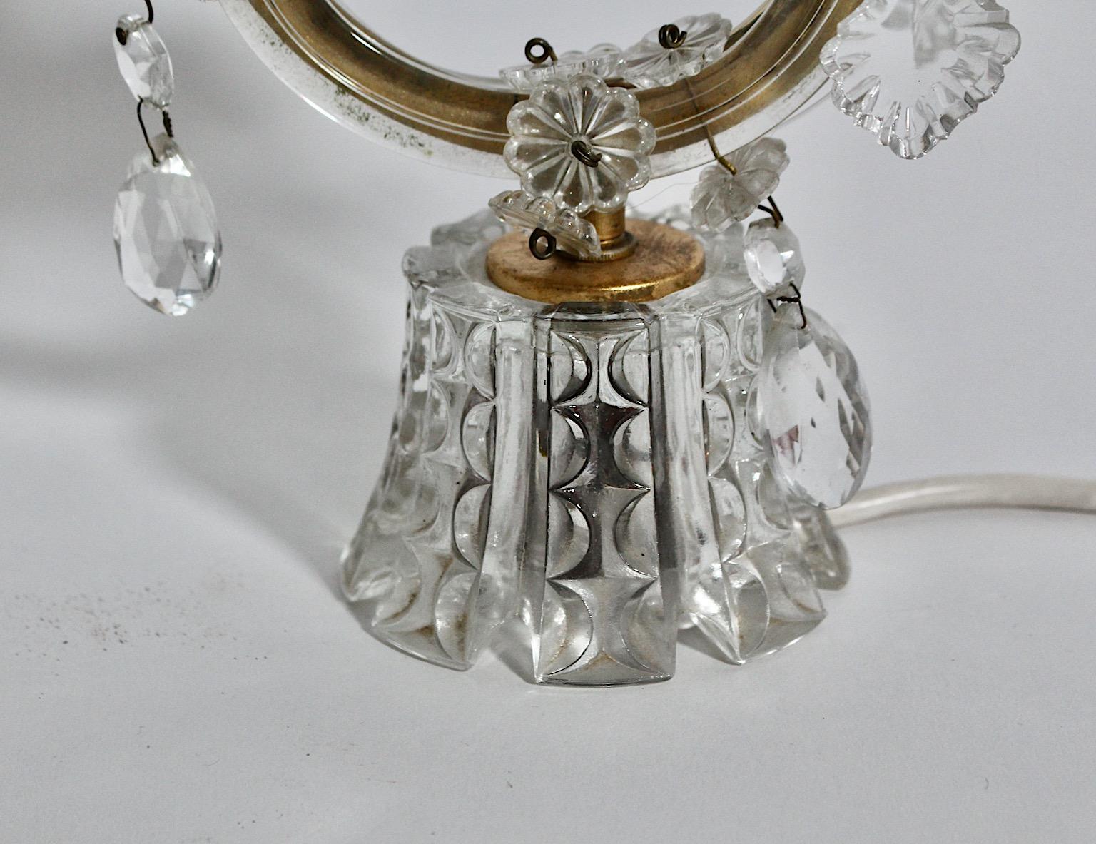 Autrichien Paire de lampes de bureau vintage en verre transparent et laiton blanc mi-siècle moderne, Autriche, 1960 en vente
