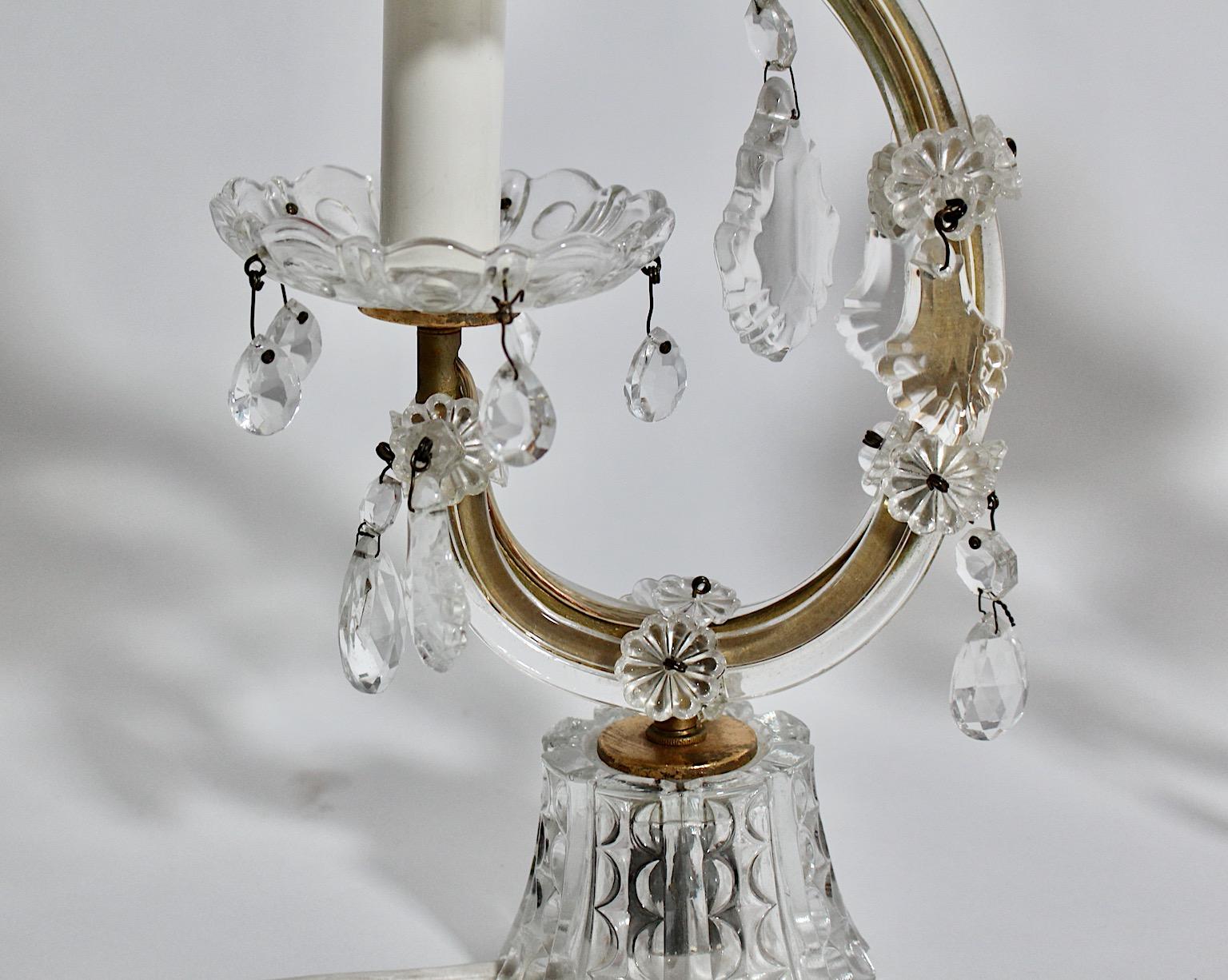 Milieu du XXe siècle Paire de lampes de bureau vintage en verre transparent et laiton blanc mi-siècle moderne, Autriche, 1960 en vente