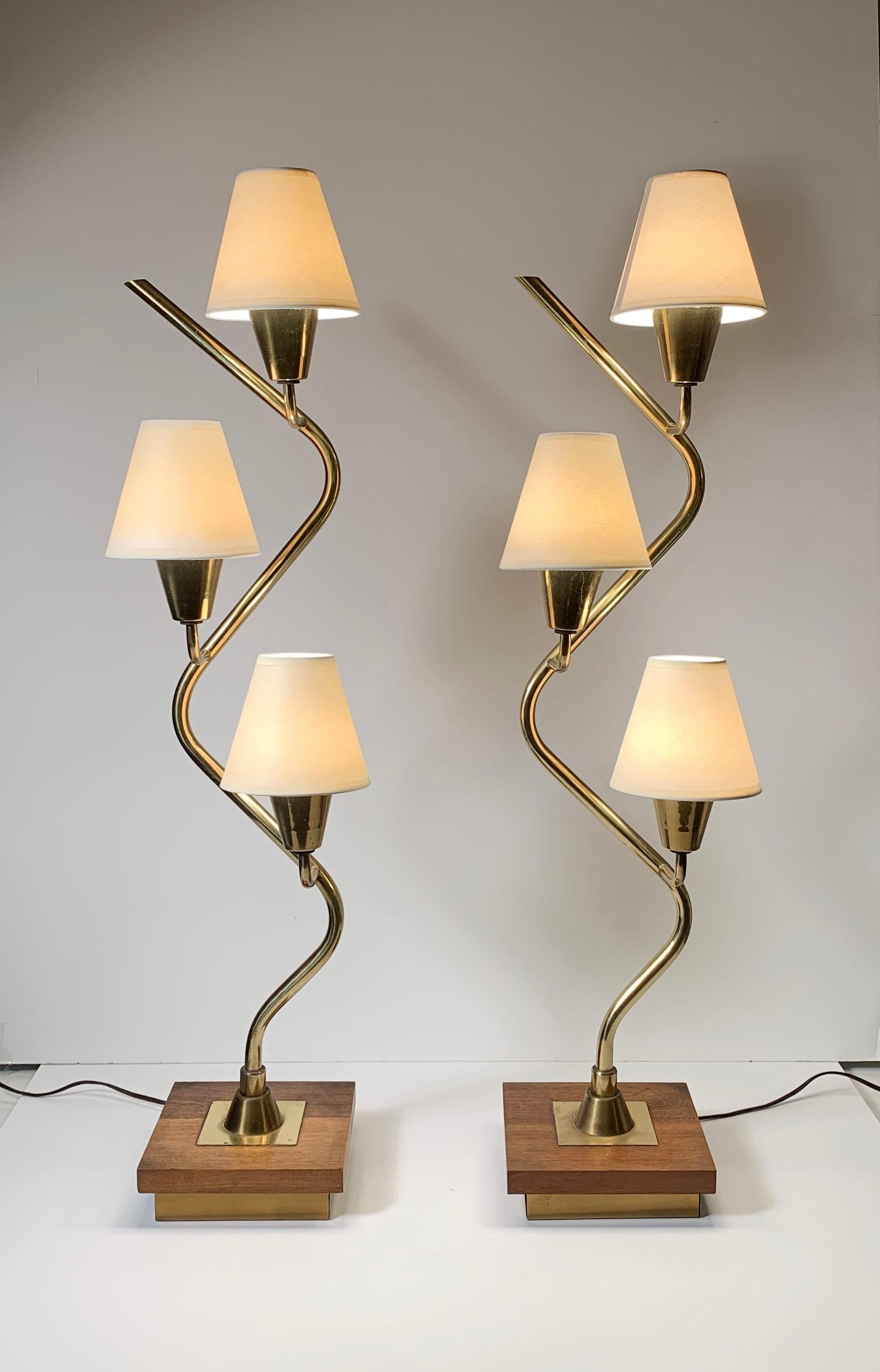 Mid-Century Modern vintage pair of serpentine table lamps.

Manner of Gino Sarfatti for Arredoluce, Lightolier

Measures: Wood base is 7