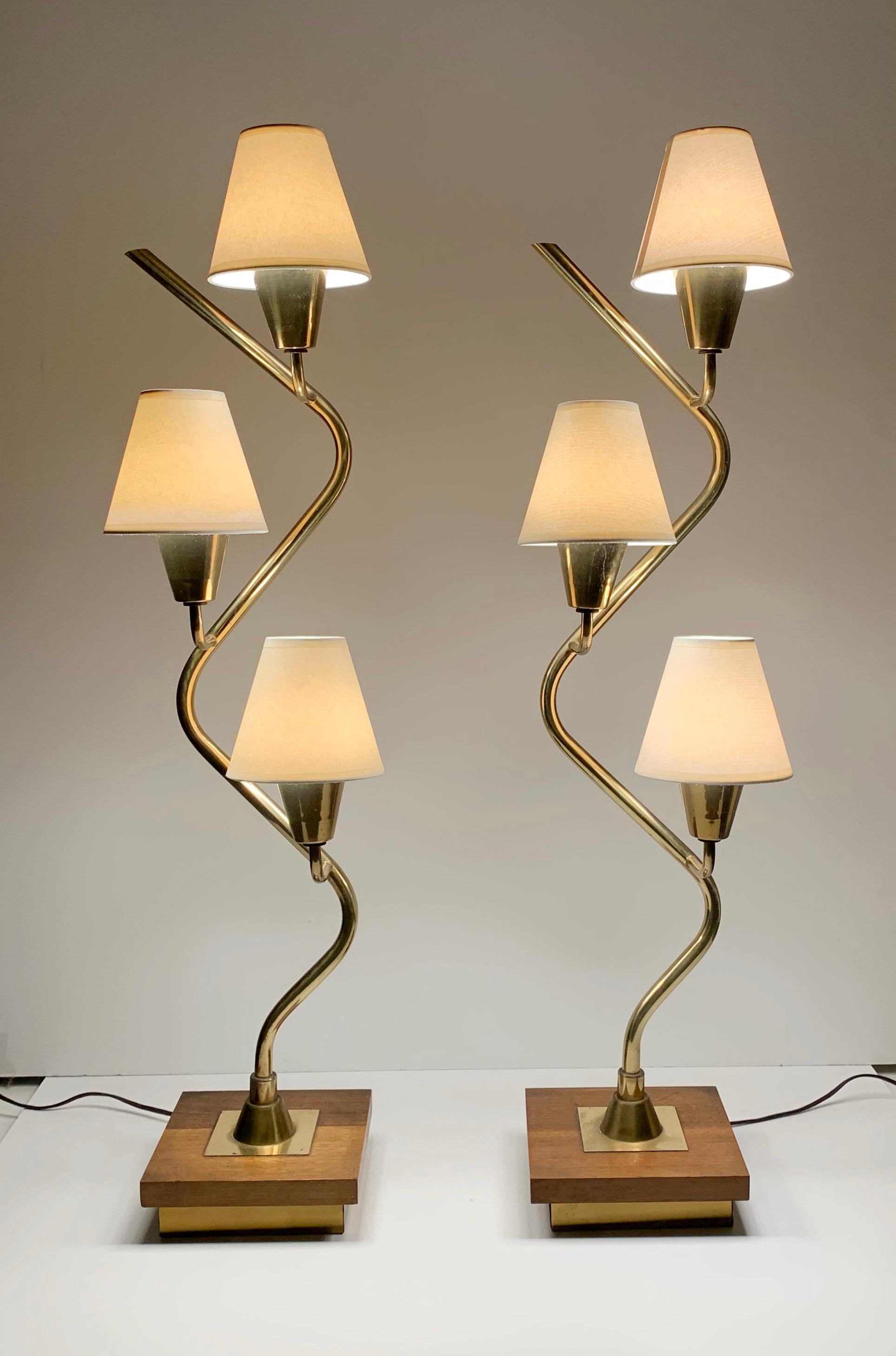 Mid-Century Modern Vintage Pair of Serpentine Table Lamps In Good Condition In Chicago, IL