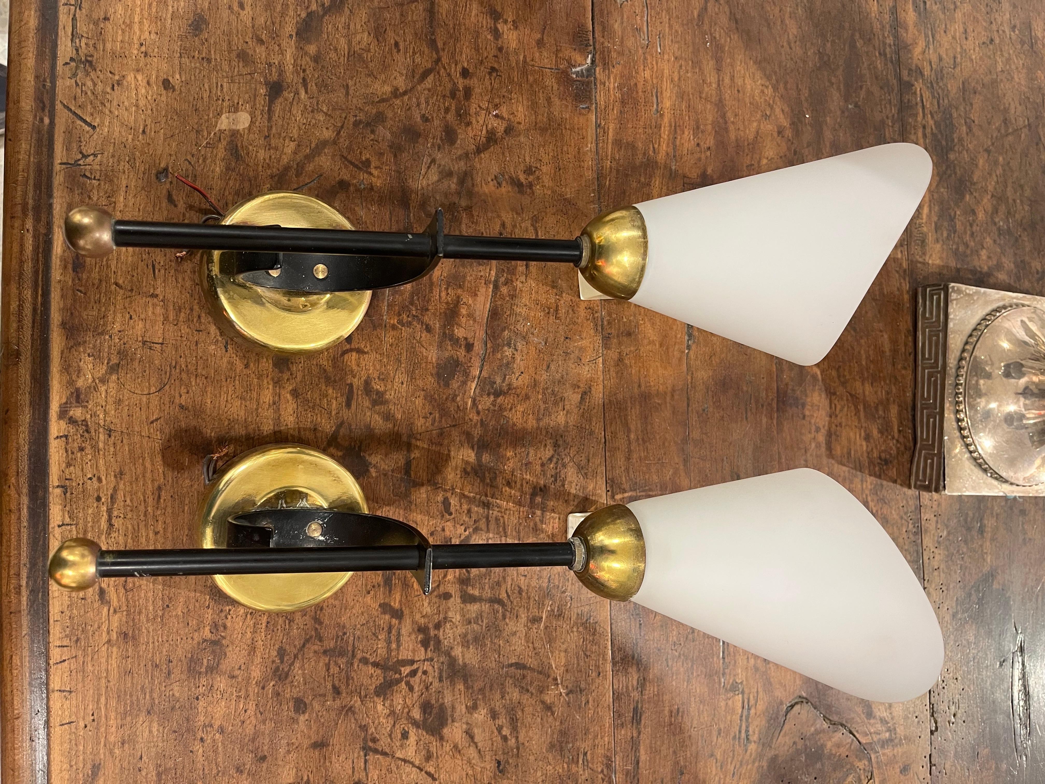 Paire d'appliques murales vintage mi-siècle moderne Maiosn Arlus style Bon état - En vente à Madrid, ES
