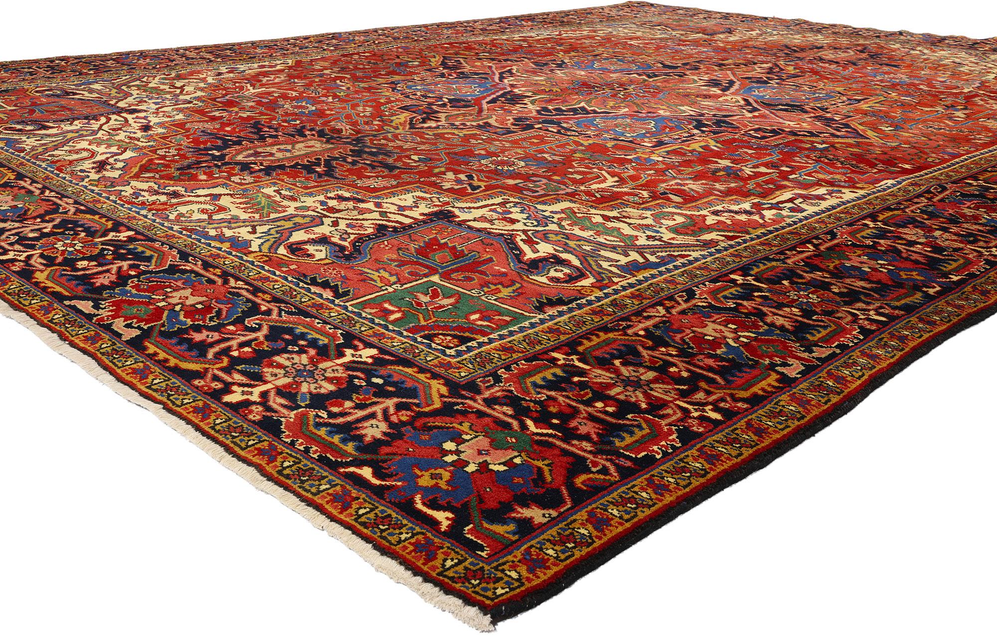 81069 Vintage Persian Heriz Rug, 09'11 x 13'00. Die aus der Region Heris im Nordwesten Irans stammenden persischen Heriz-Teppiche sind bekannt für ihre präzisen geometrischen Muster und die akribische Ausarbeitung der Motive. Diese Teppiche werden