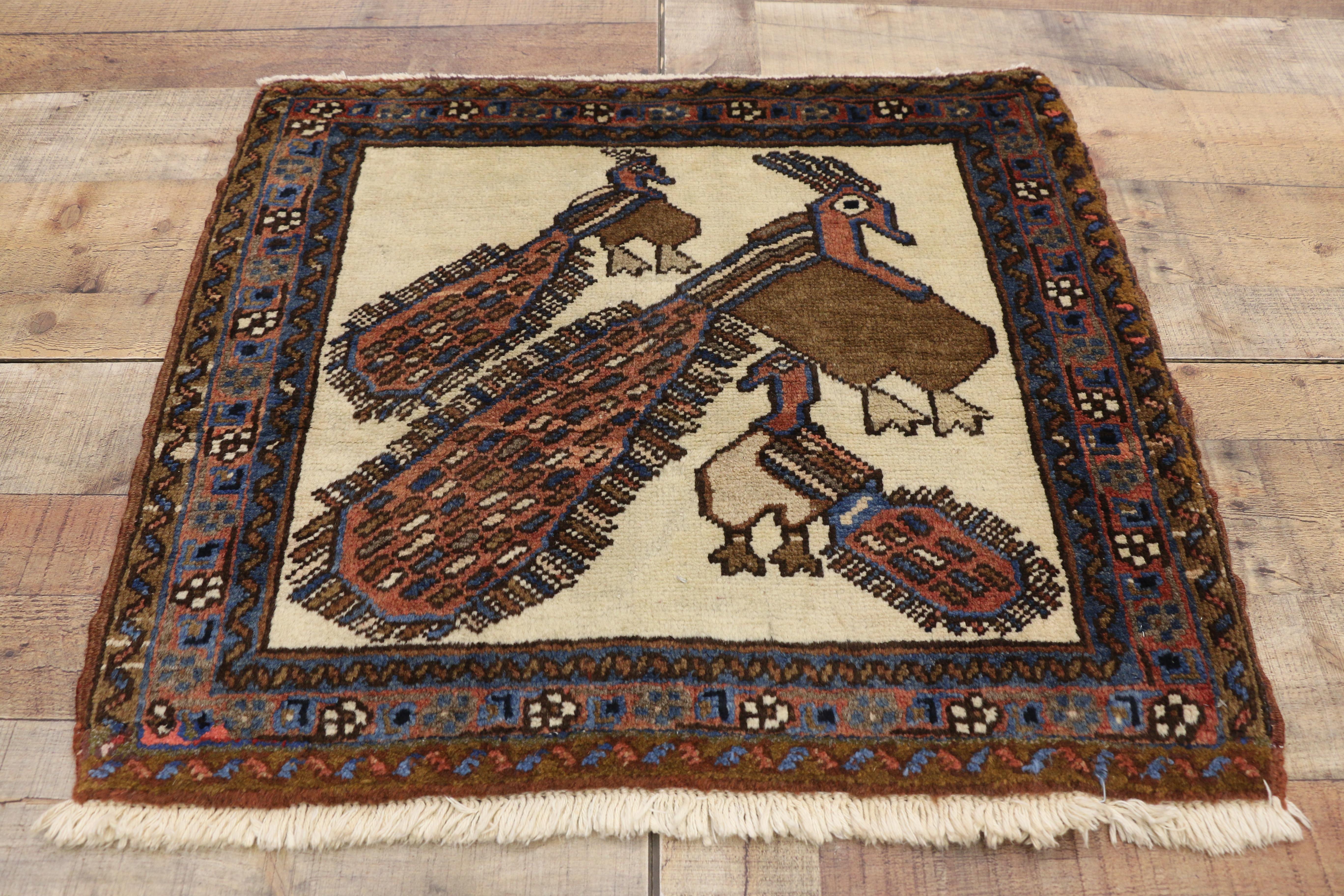 75761 Persischer Heriz-Teppich aus der Jahrhundertmitte mit Pfauenfamilie, Wandteppich oder Wandbehang. Dieser verführerische und vielseitige persische Heriz-Teppich aus der Mitte des Jahrhunderts zeigt eine farbenfrohe Familie von Pfauen, die von