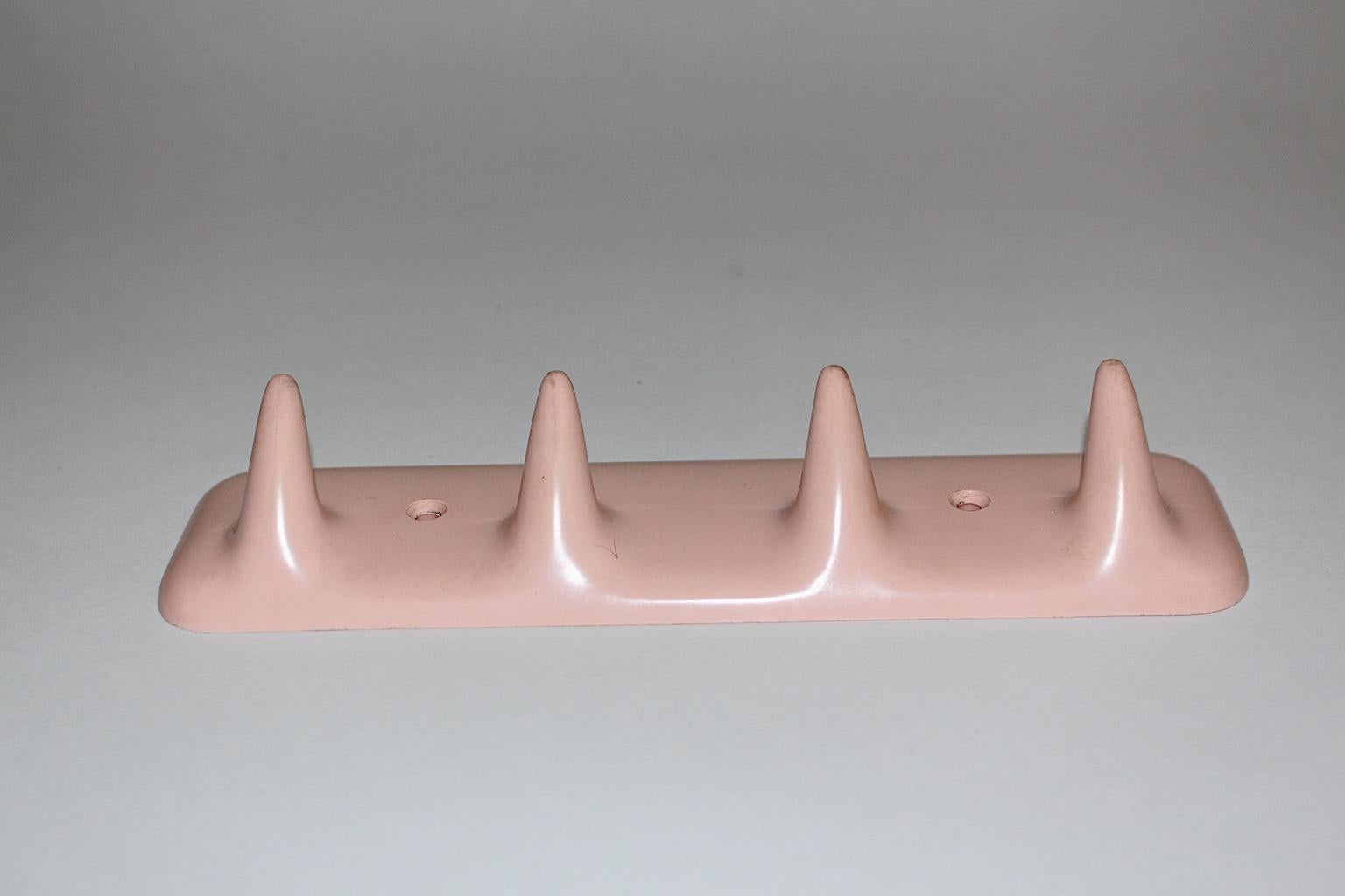Mid Century Modern Vintage Garderobe oder Handtuchhalter aus Kunststoff in zarten rosa Farbe entworfen und hergestellt Italien 1950er Jahren.
Gestempelt CM Mod. Sesia Brevettato Hergestellt in Italien
Wunderschönes Regal zum Aufhängen von Kleidung