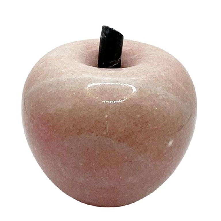 Une jolie pomme rose vintage en pierre sculptée. Créée à partir d'albâtre, de granit ou de quartz rose, cette pièce lourde sera un excellent complément à un bureau ou à une étagère. Elle est ronde avec quelques veines blanches. La tige est créée à