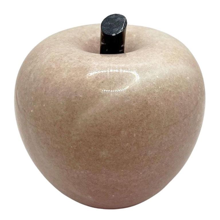 Mid-Century Modern Poids en papier pomme sculpté en pierre rose, moderne du milieu du siècle dernier, Italie en vente