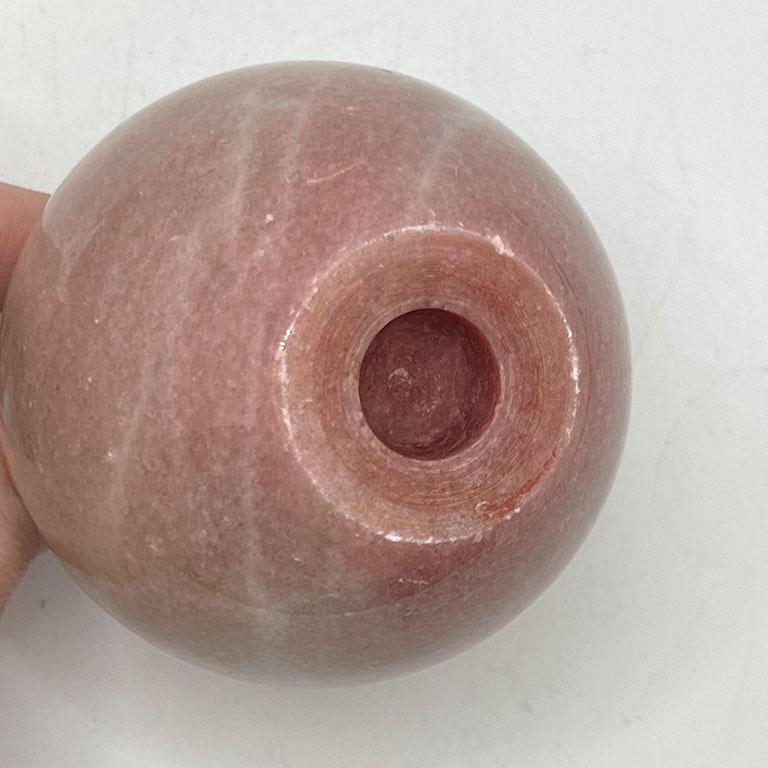 italien Poids en papier pomme sculpté en pierre rose, moderne du milieu du siècle dernier, Italie en vente