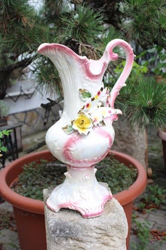 Brocca in porcellana rosa bianca vintage del Mid Century Modern Capodimonte 1950s