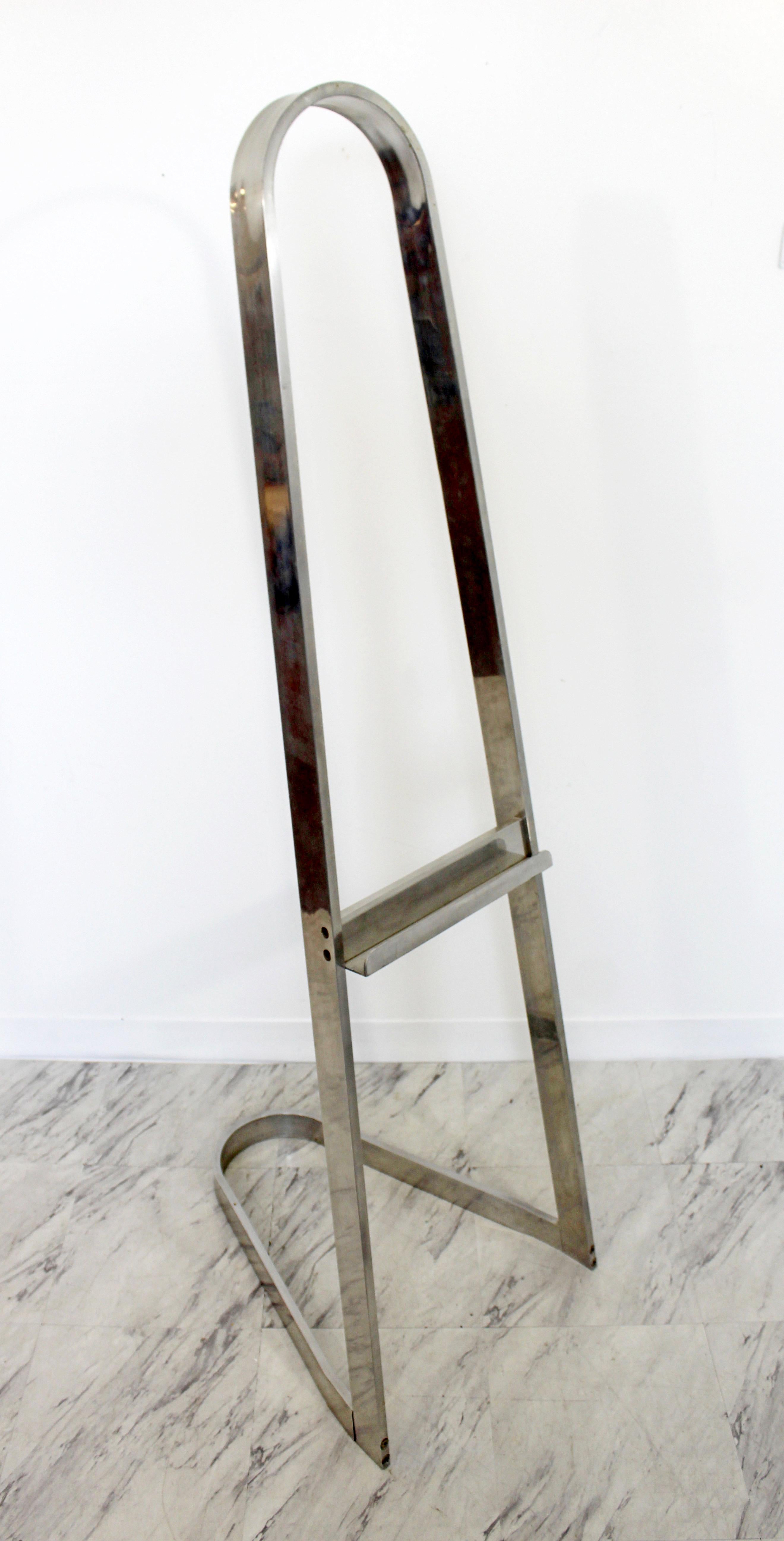 For your consideration is a fabulous, polished aluminum art easel. In excellent condition. The dimensions are 17.5