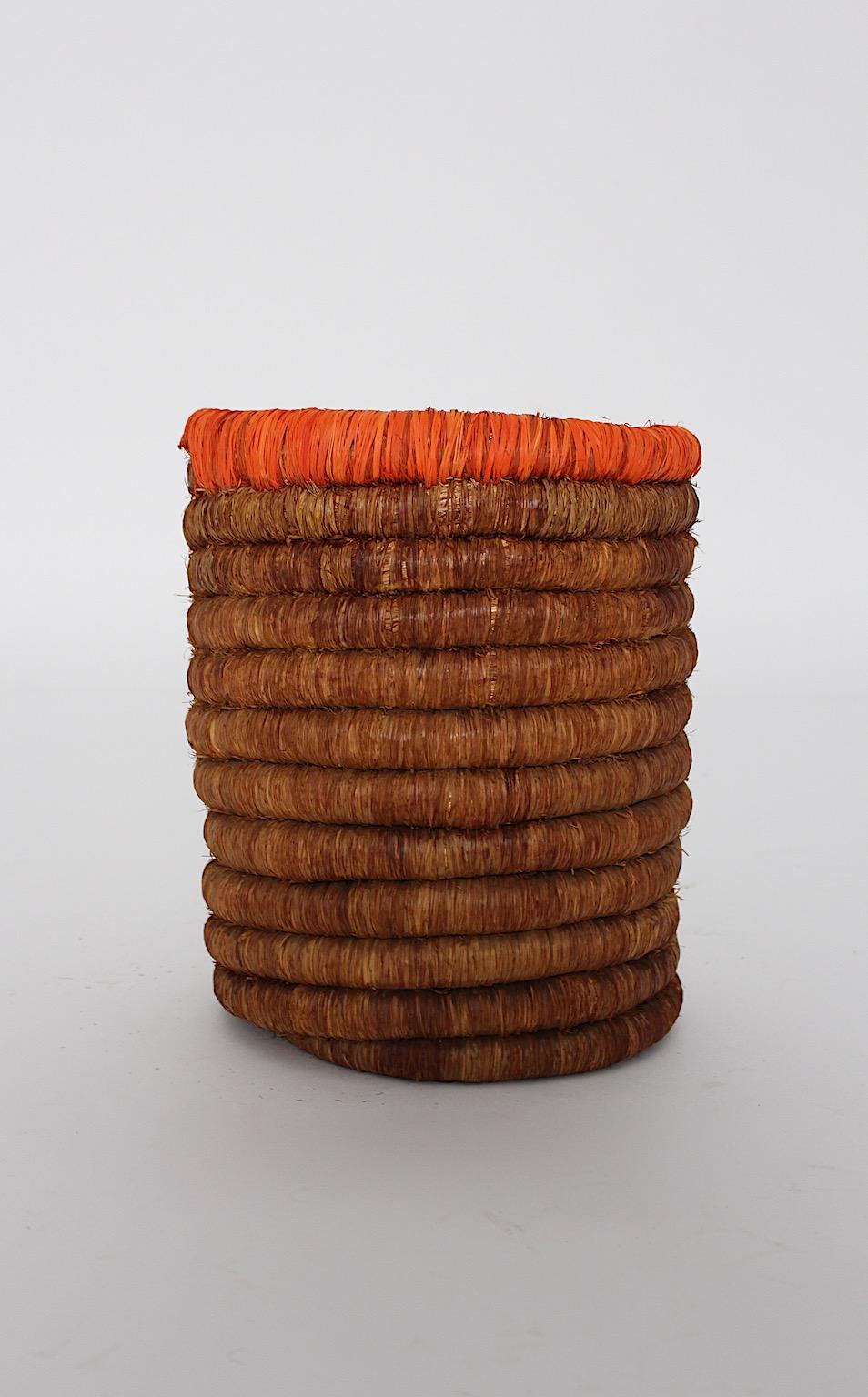 Mid-Century Modern Vintage Raffia Sisal Braun Orange Korb Österreich 1950er (20. Jahrhundert) im Angebot