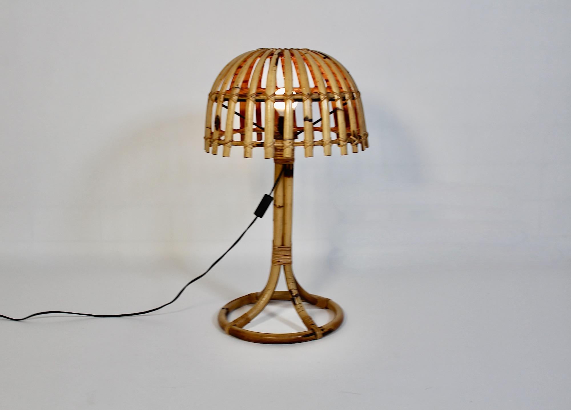 Mid Century Modern Lampe de table marron café vintage organique en rotin et bambou années 1960 Italie.
Une fantastique pièce gigantesque ( hauteur 73 cm )  Lampe de table organique faite de rotin et de tiges de bambou courbées montrant un bel