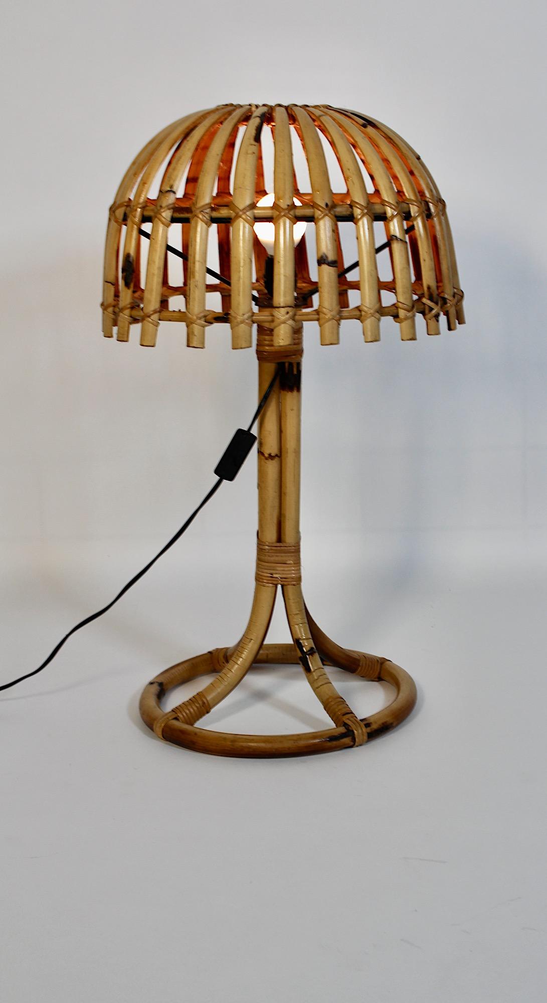 Mid-Century Modern Lampe de table à abat-jour en bambou, rotin et bois de rose, Italie du milieu du siècle dernier. en vente