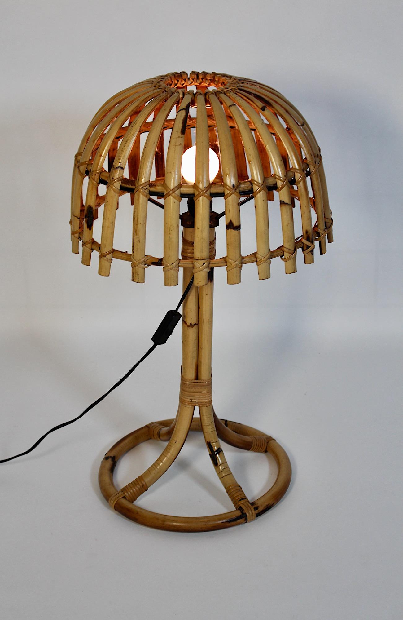italien Lampe de table à abat-jour en bambou, rotin et bois de rose, Italie du milieu du siècle dernier. en vente