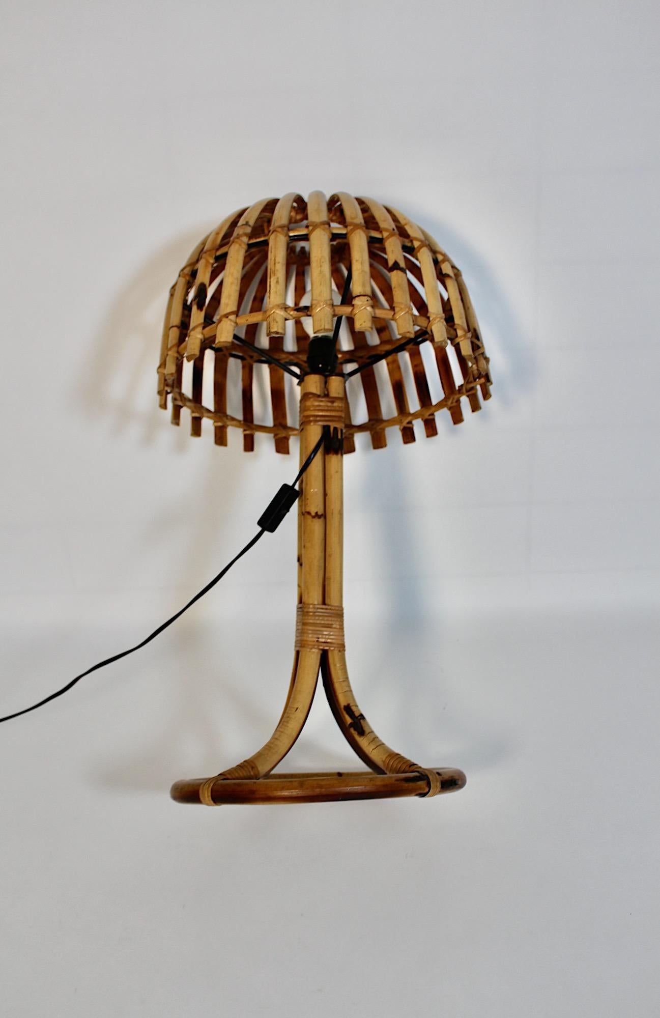 Lampe de table à abat-jour en bambou, rotin et bois de rose, Italie du milieu du siècle dernier. Bon état - En vente à Vienna, AT