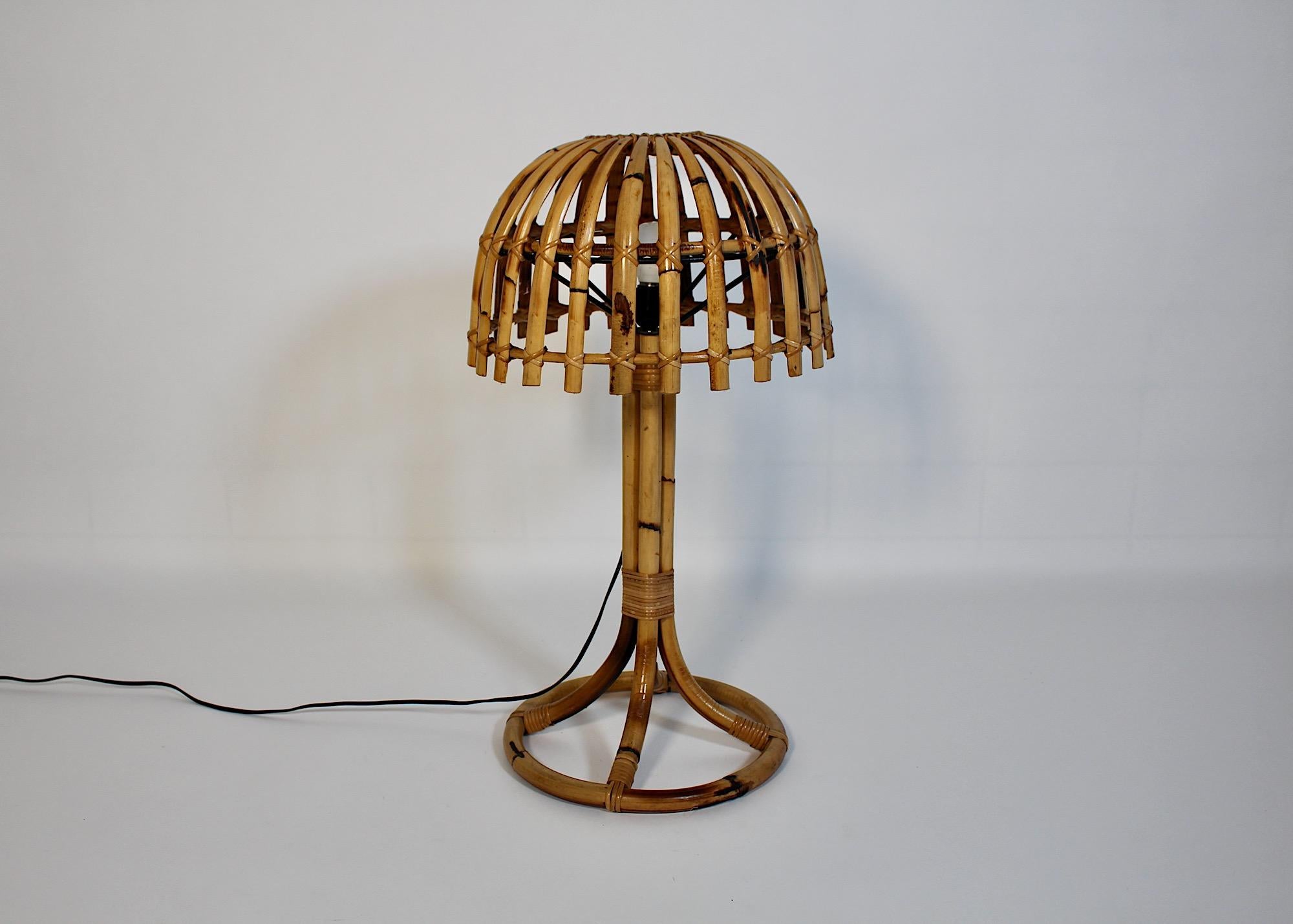 Milieu du XXe siècle Lampe de table à abat-jour en bambou, rotin et bois de rose, Italie du milieu du siècle dernier. en vente