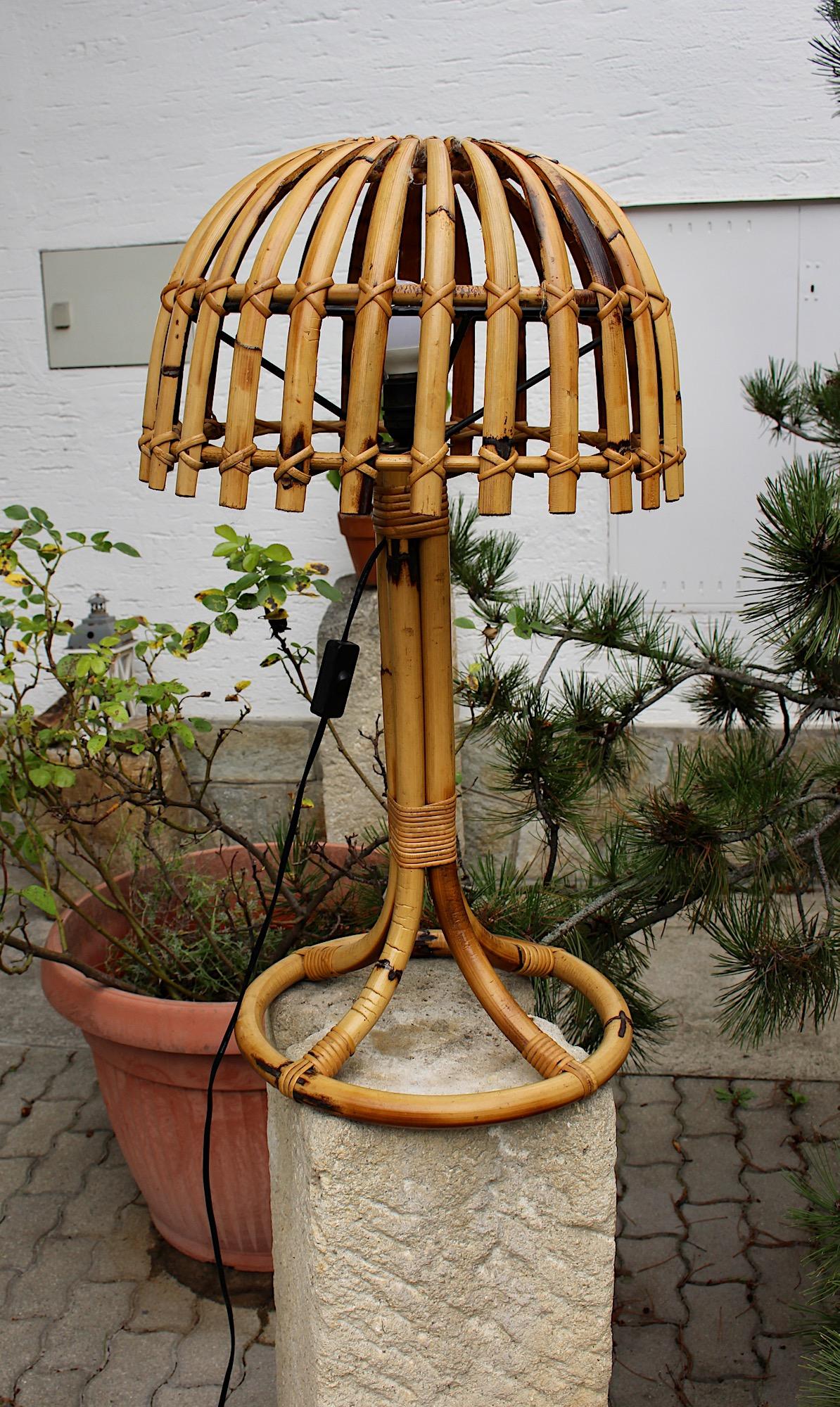 Bambou Lampe de table à abat-jour en bambou, rotin et bois de rose, Italie du milieu du siècle dernier. en vente